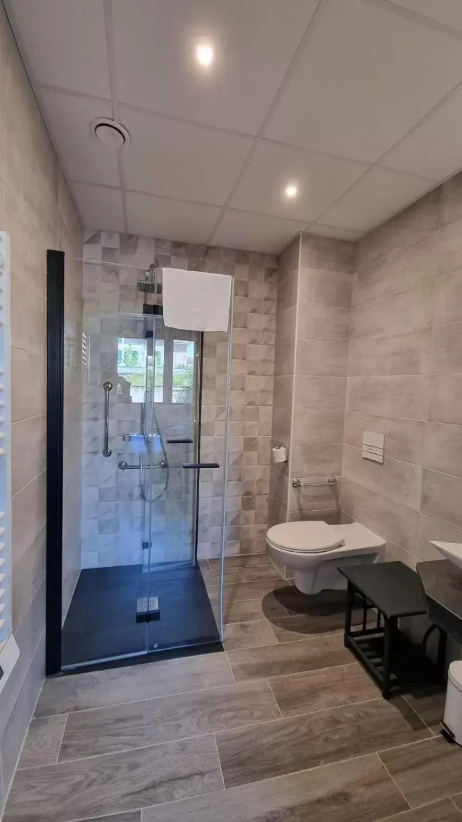 Facility for disabled guests, Bathroom in The Originals City, Hôtel Rive Droite, Albi "Quartier Madeleine"