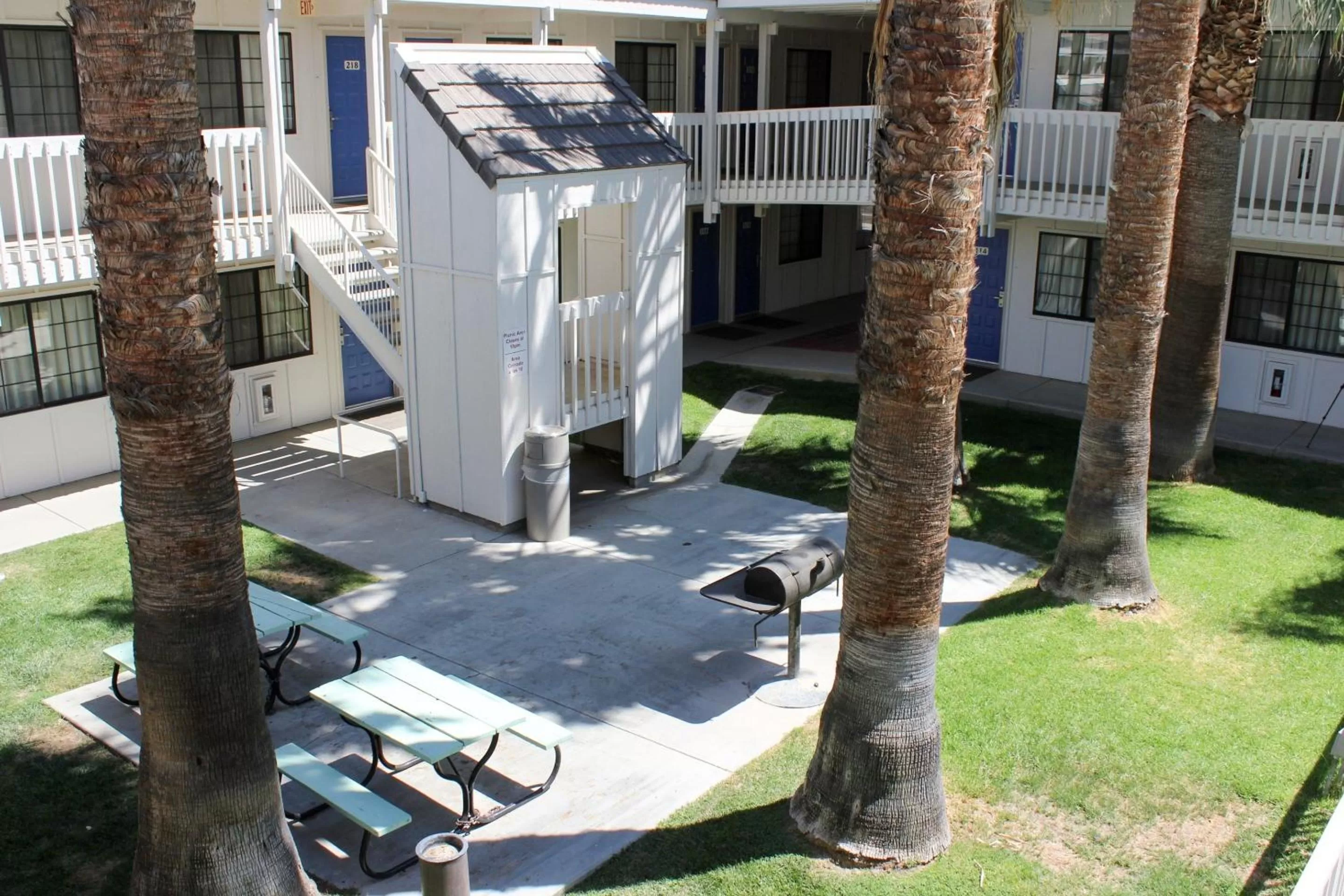 Property building in Motel 6-Coalinga, CA - East