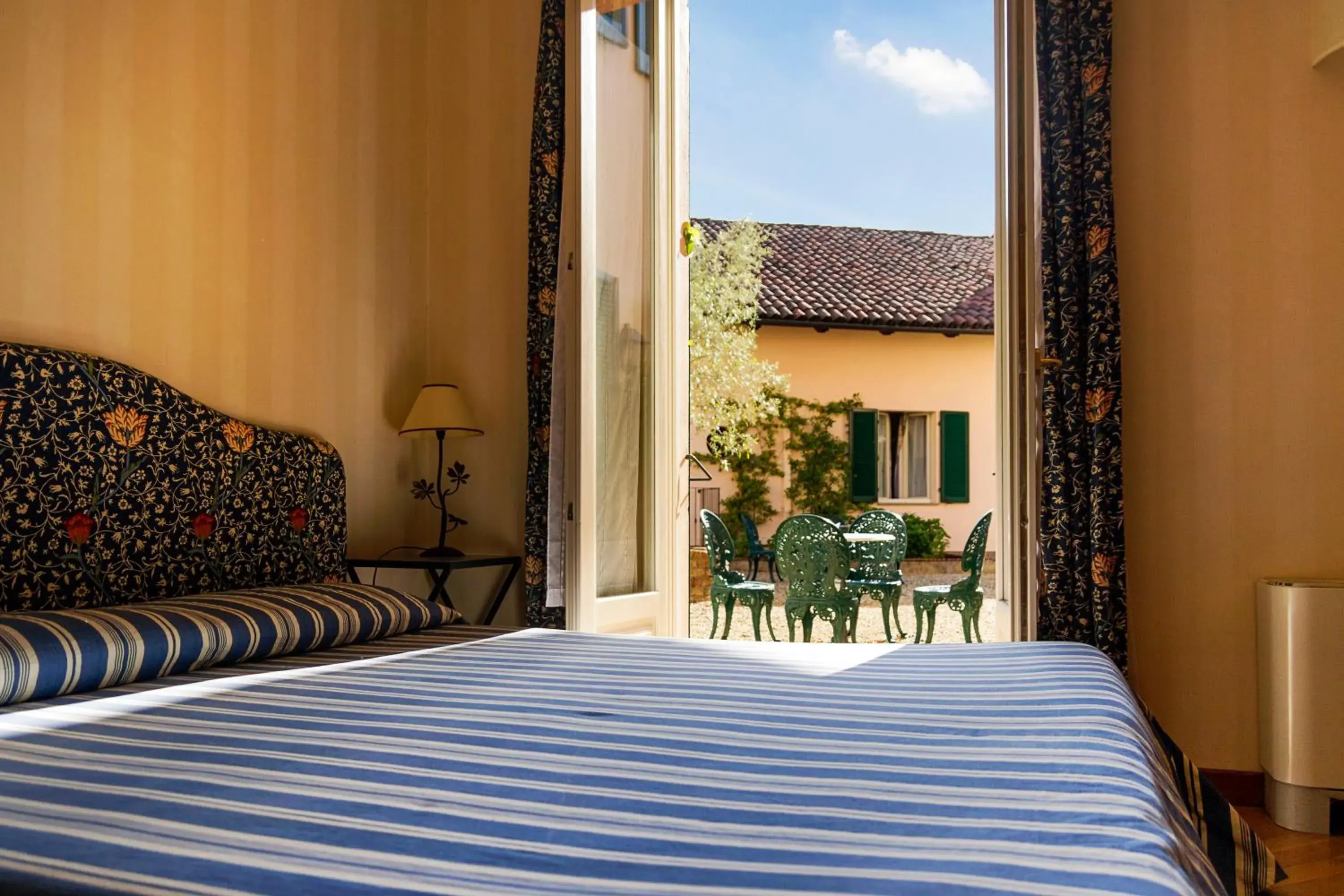 Photo of the whole room, Bed in Hostellerie Du Golf