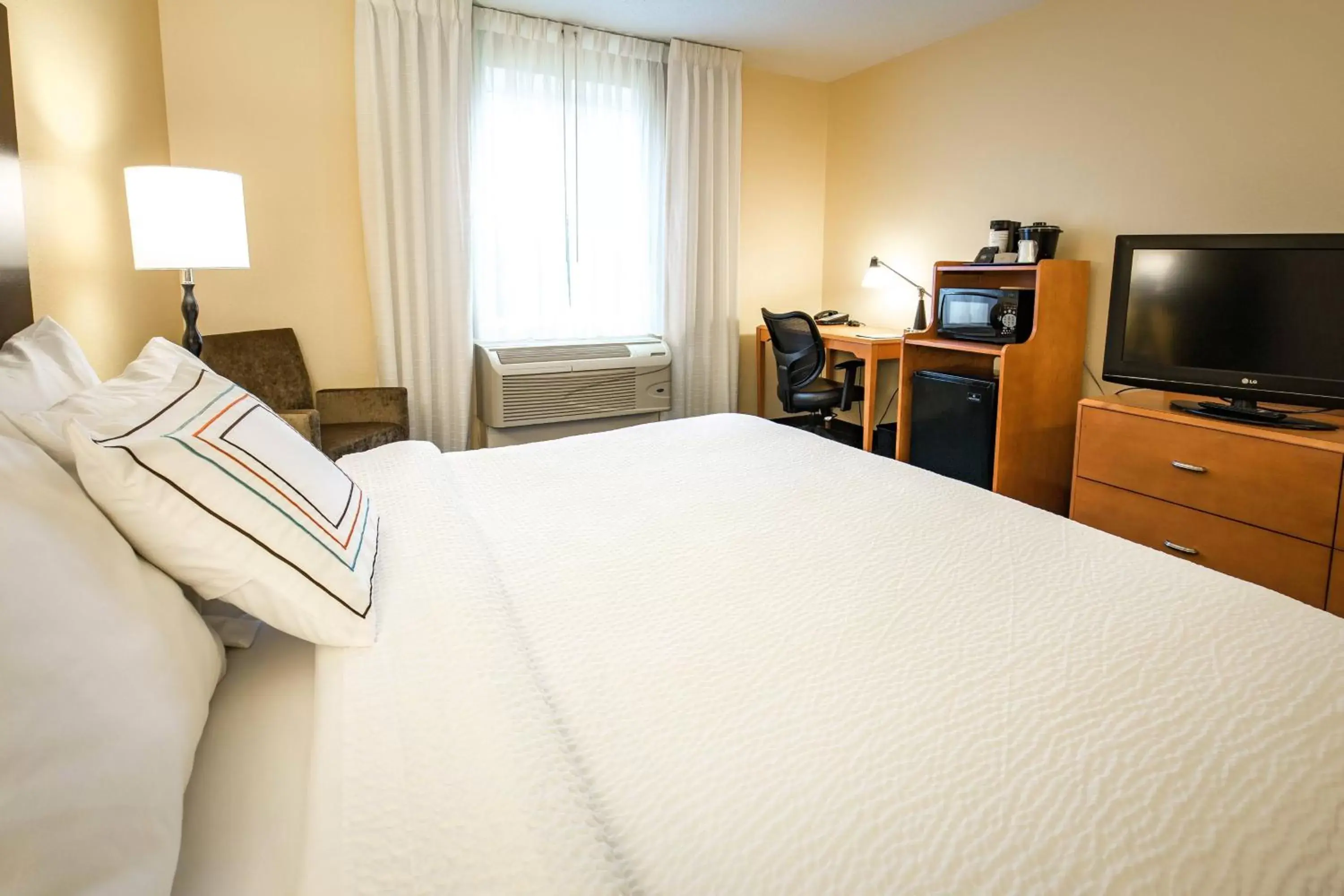 Photo of the whole room, Bed in Fairfield Inn and Suites by Marriott Portsmouth Exeter
