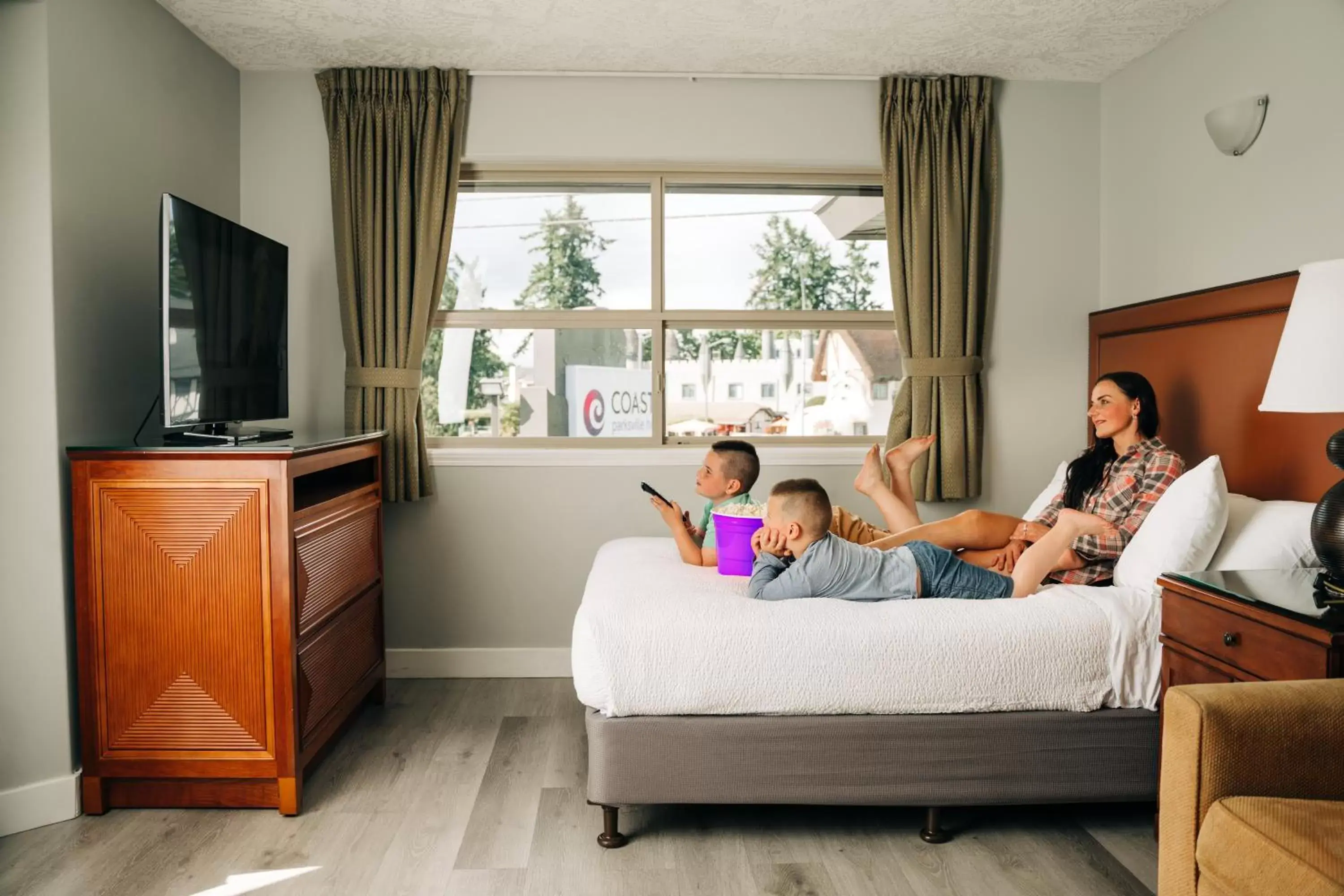 Bed, TV/Entertainment Center in Coast Parksville Hotel