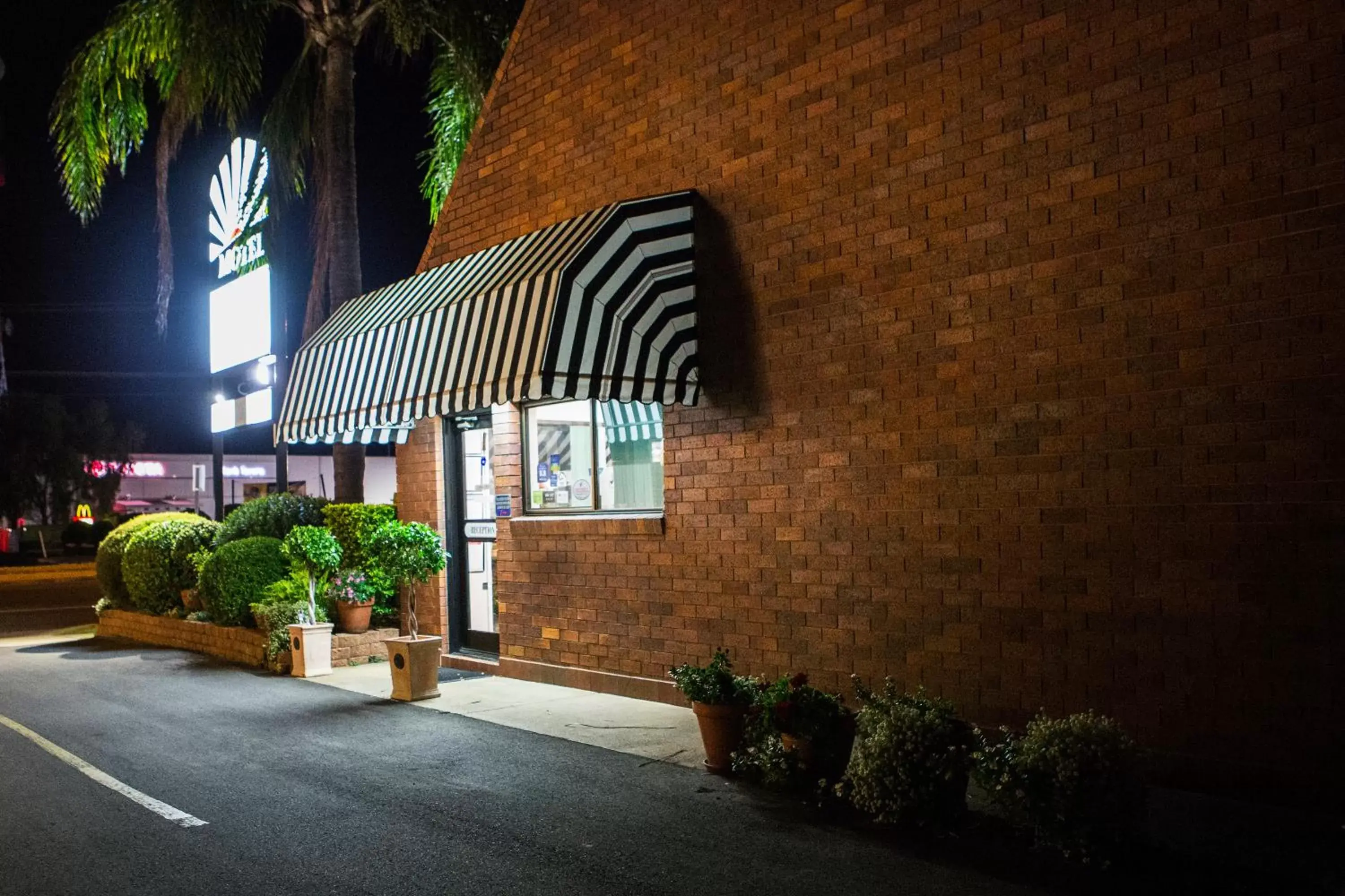 Facade/entrance, Patio/Outdoor Area in Country Pathfinder Motor Inn