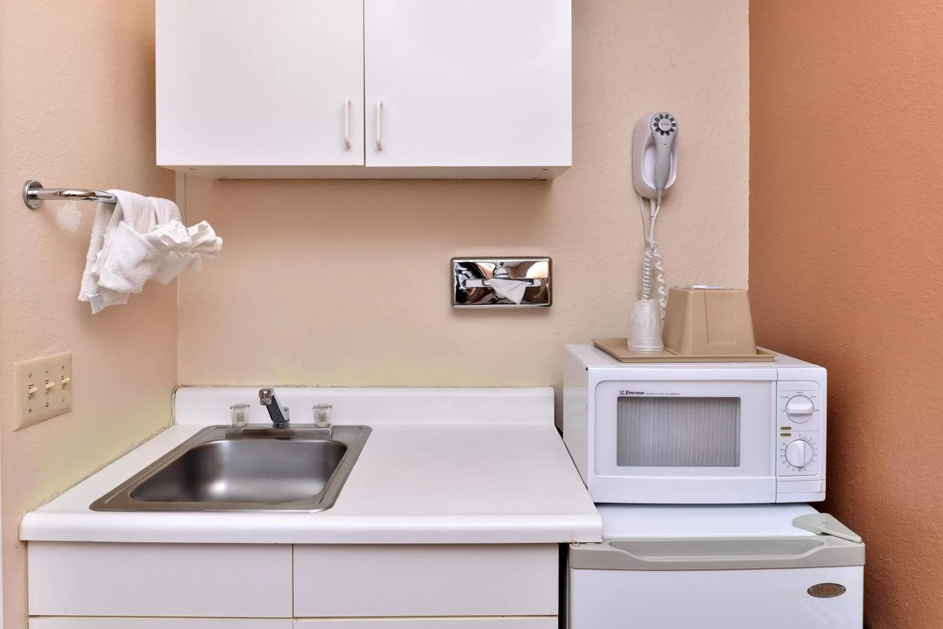 Kitchen or kitchenette, Kitchen/Kitchenette in Golden Eagle Motel