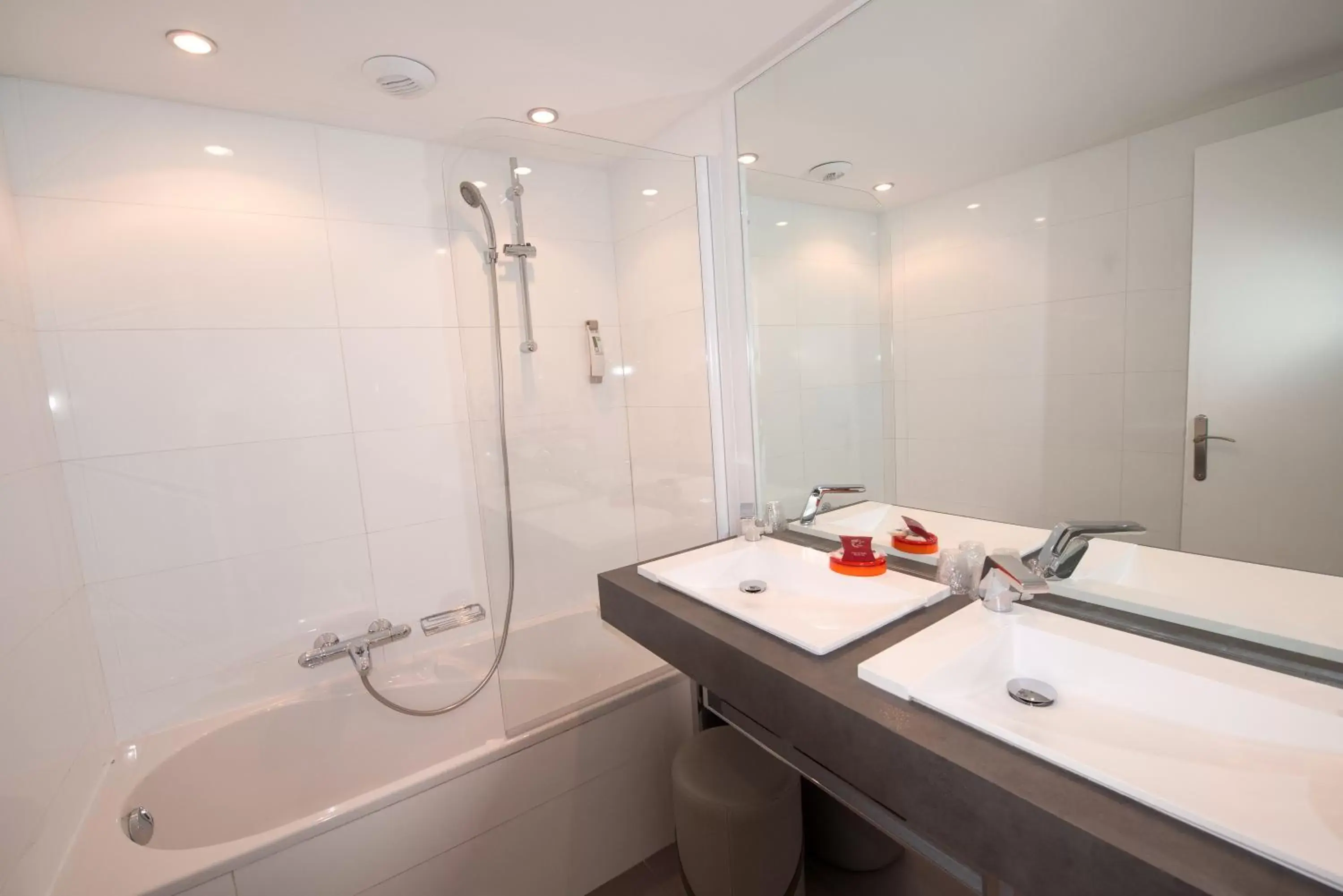 Bathroom in Ibis Styles Menton Centre