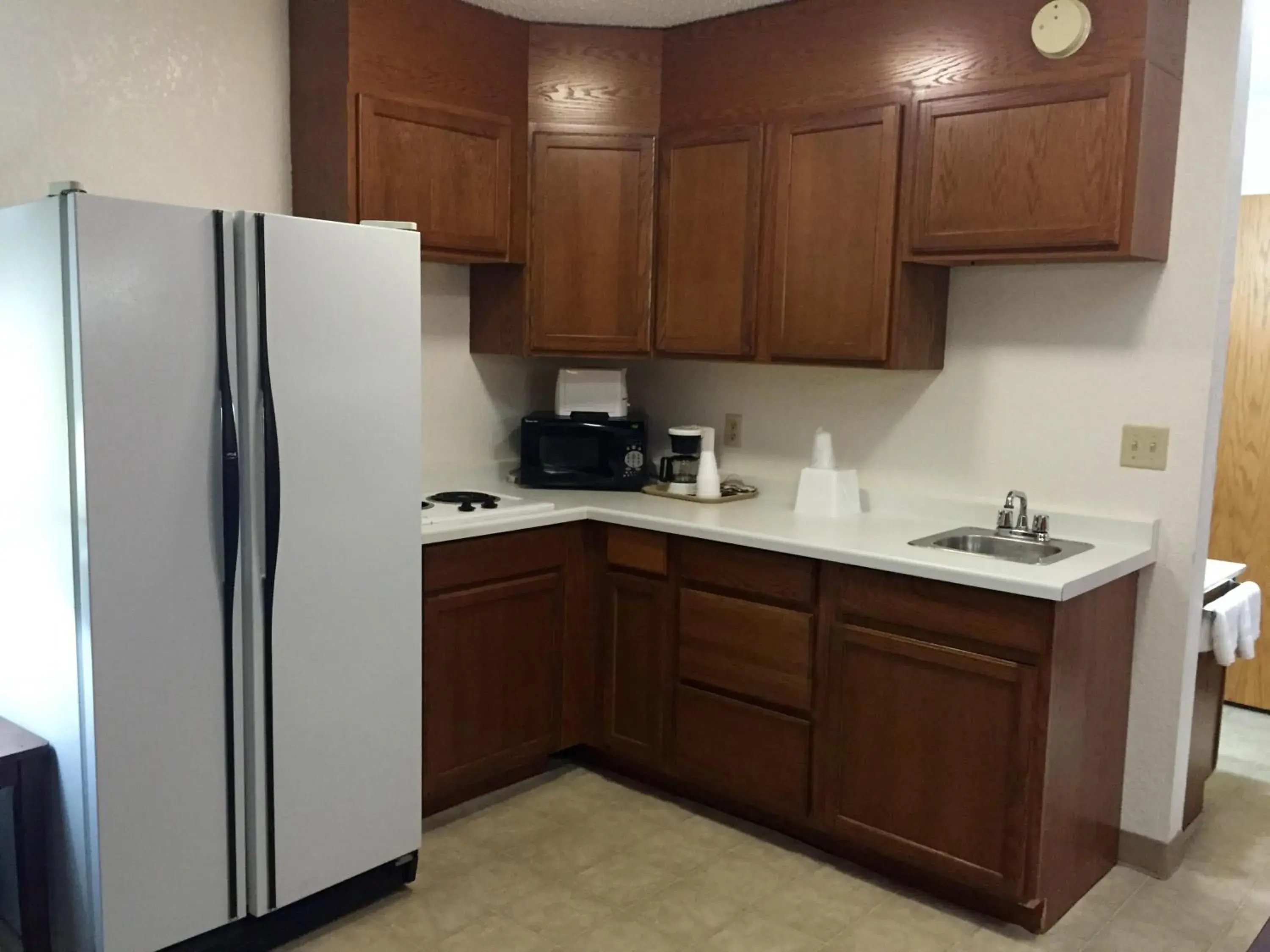 Kitchen or kitchenette, Kitchen/Kitchenette in Americas Best Value Inn Grand Forks