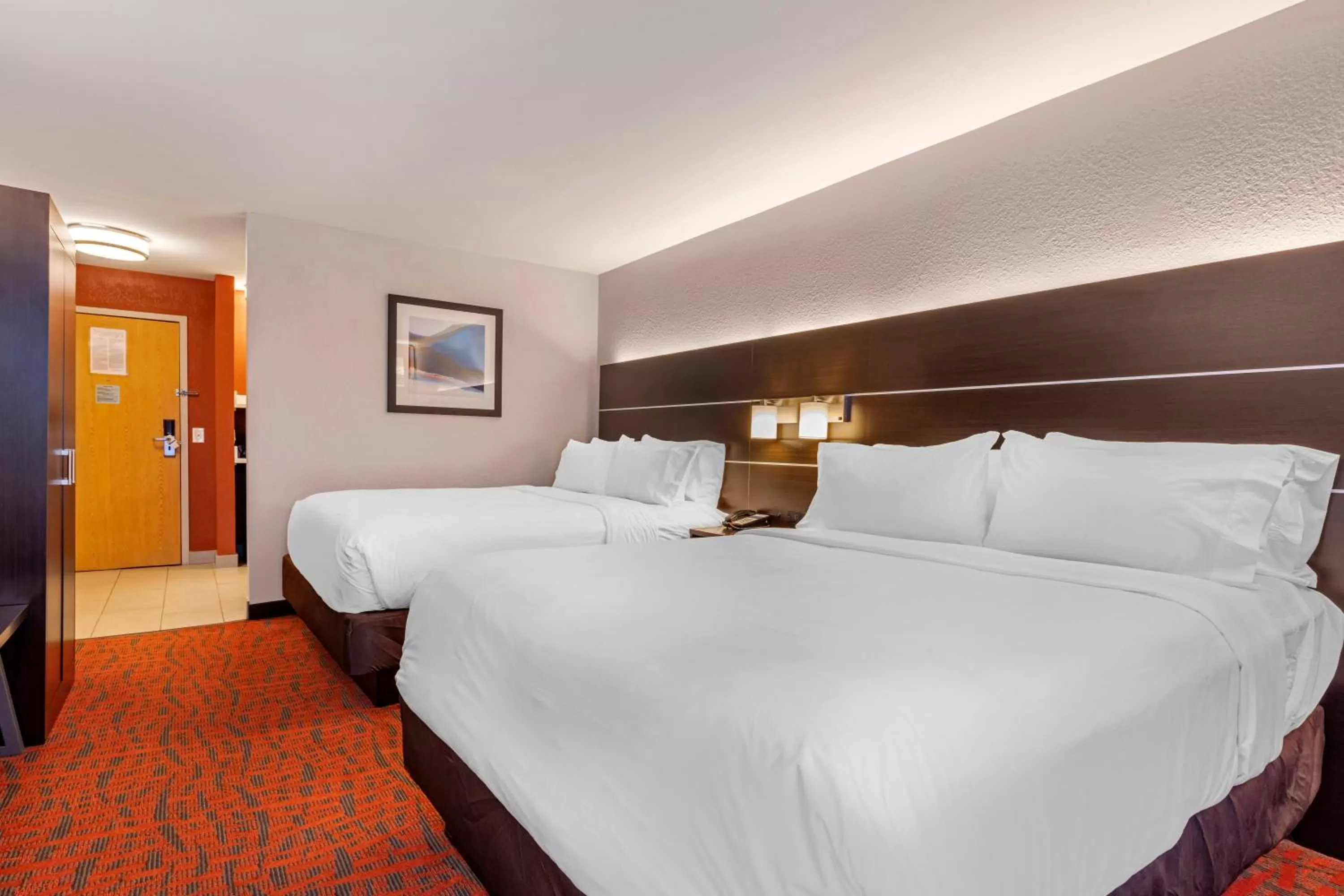 Photo of the whole room, Bed in Holiday Inn Express Metropolis by IHG