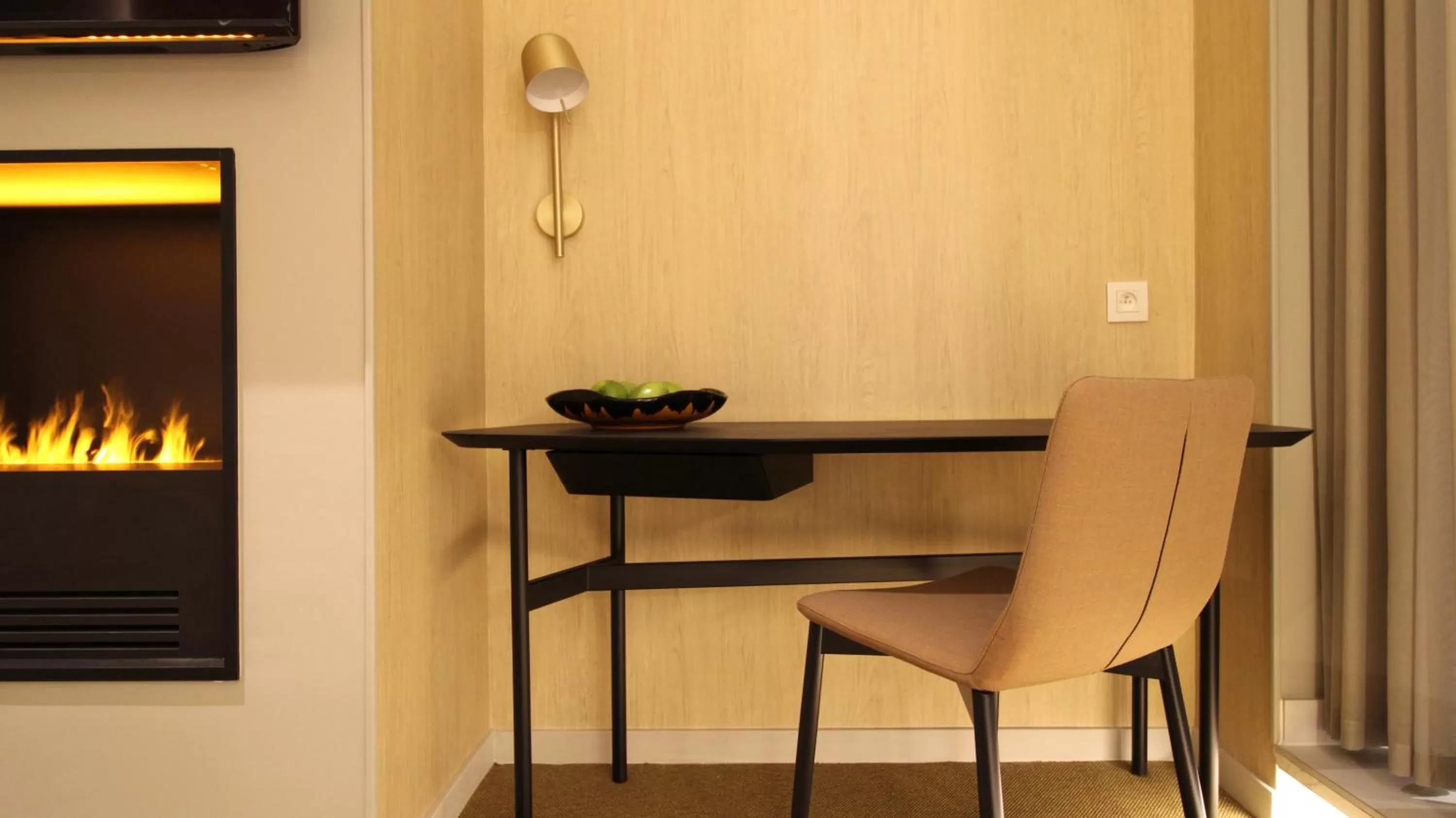 TV and multimedia, Dining Area in MiHotel Sala