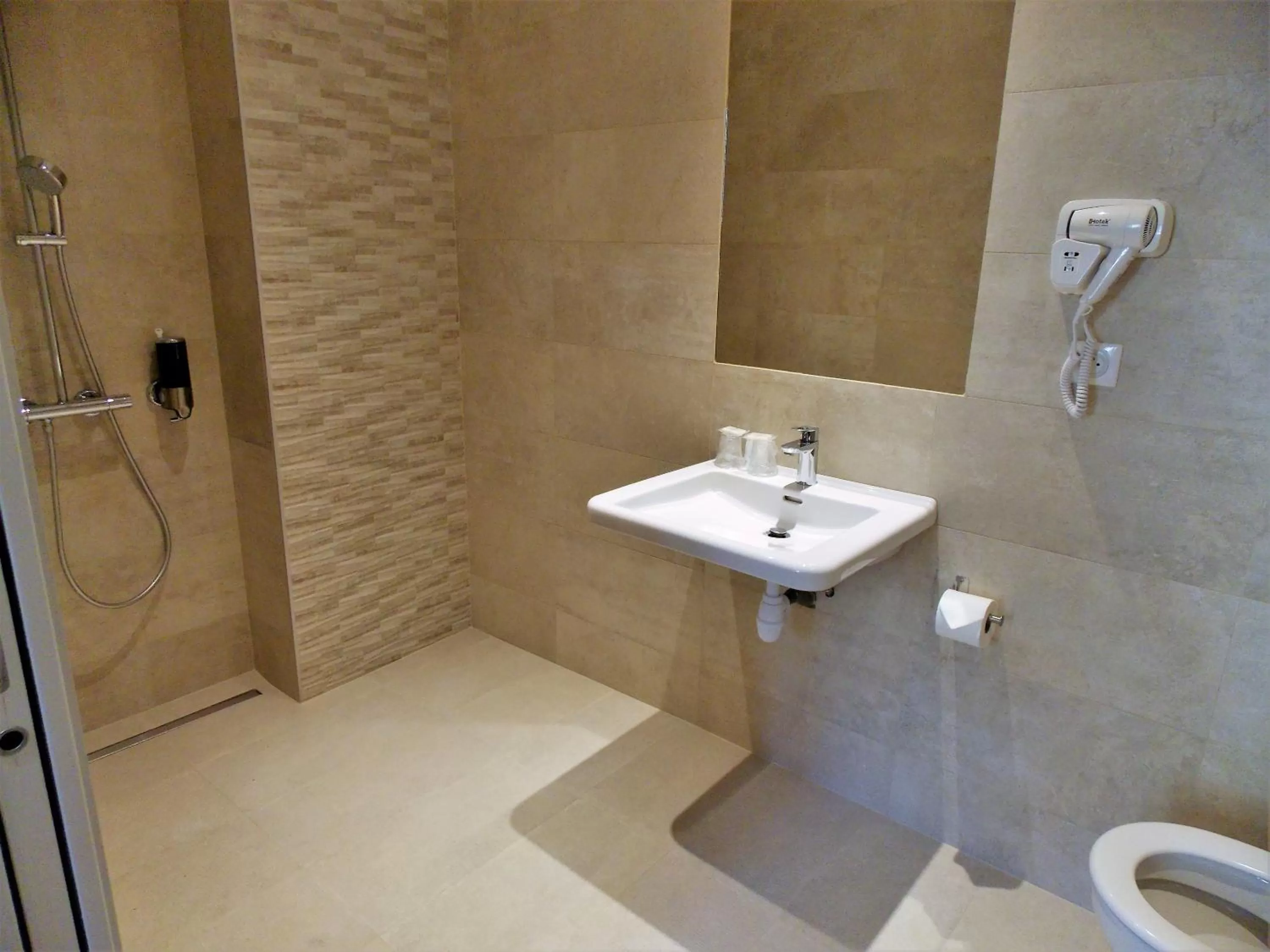 Bathroom in Excelsior Batignolles