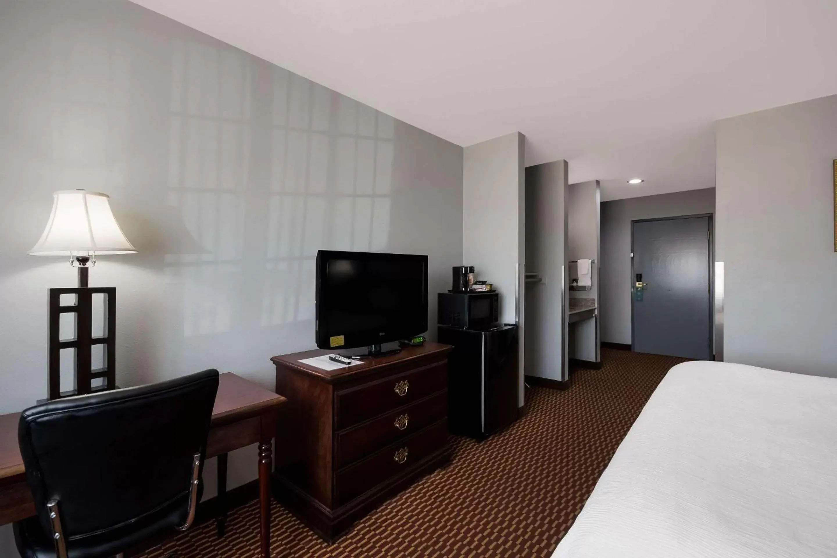 Bedroom, TV/Entertainment Center in Quality Inn & Suites Oklahoma City North