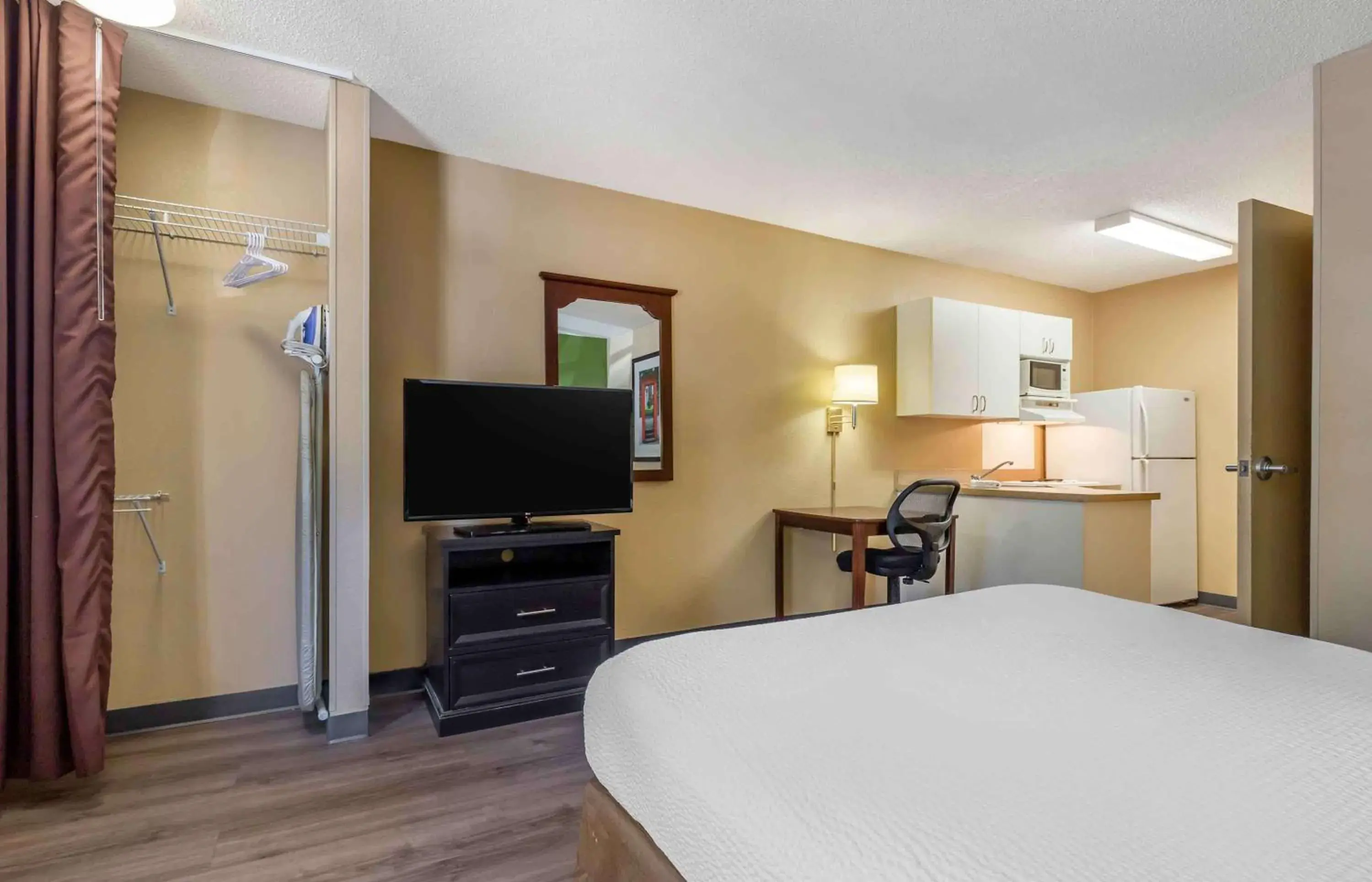 Bedroom, TV/Entertainment Center in Extended Stay America Select Suites - Fayetteville - Springdale