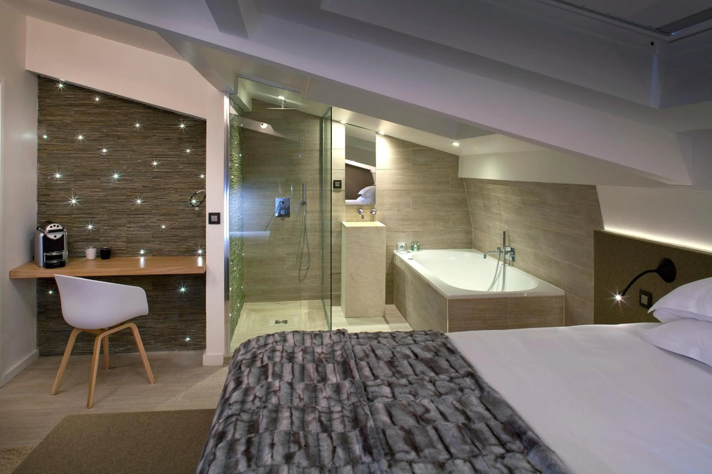 Photo of the whole room, Bed in Georgette Hôtel & Restaurant