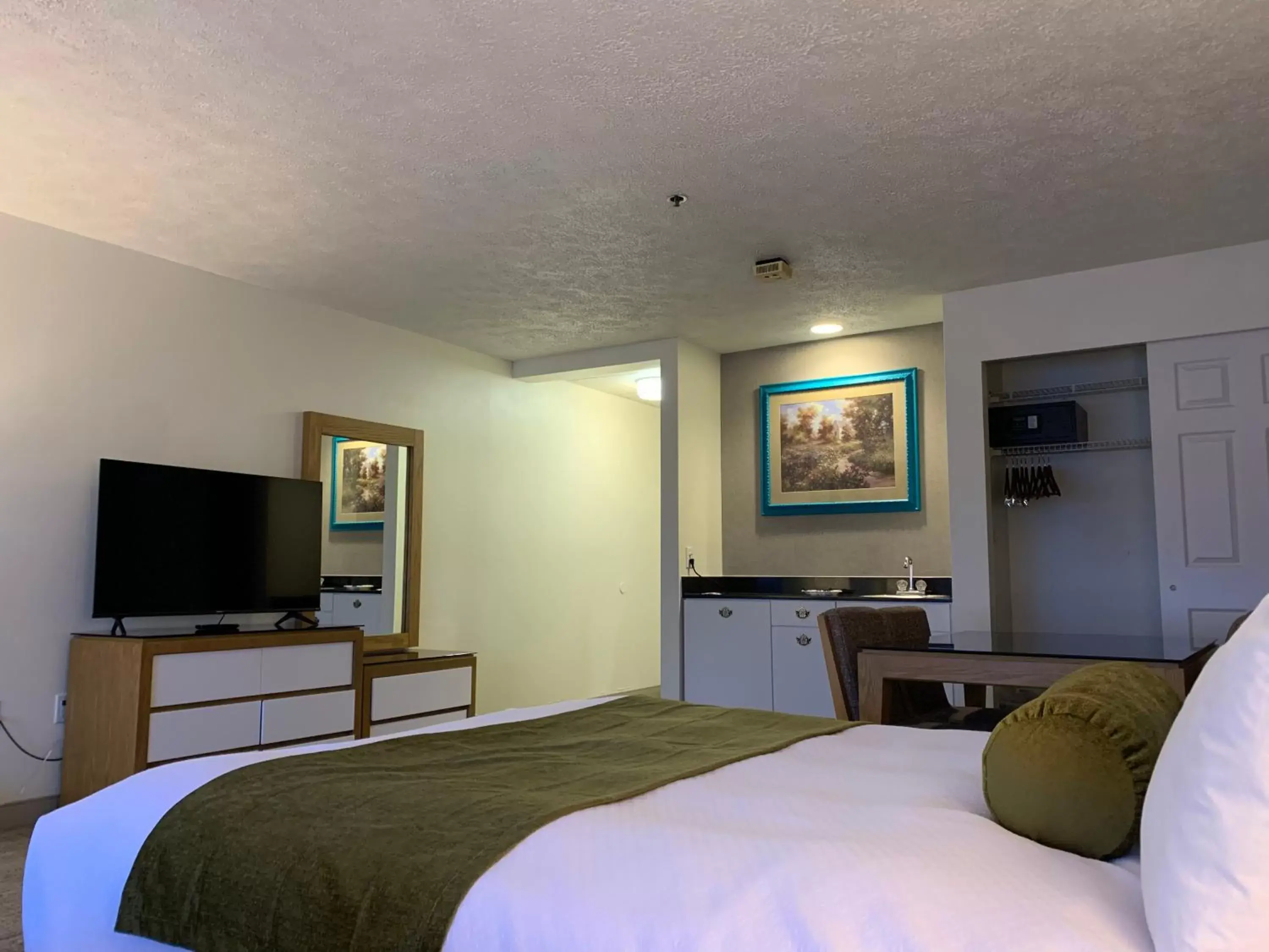 Bedroom, TV/Entertainment Center in Split Rock Resort