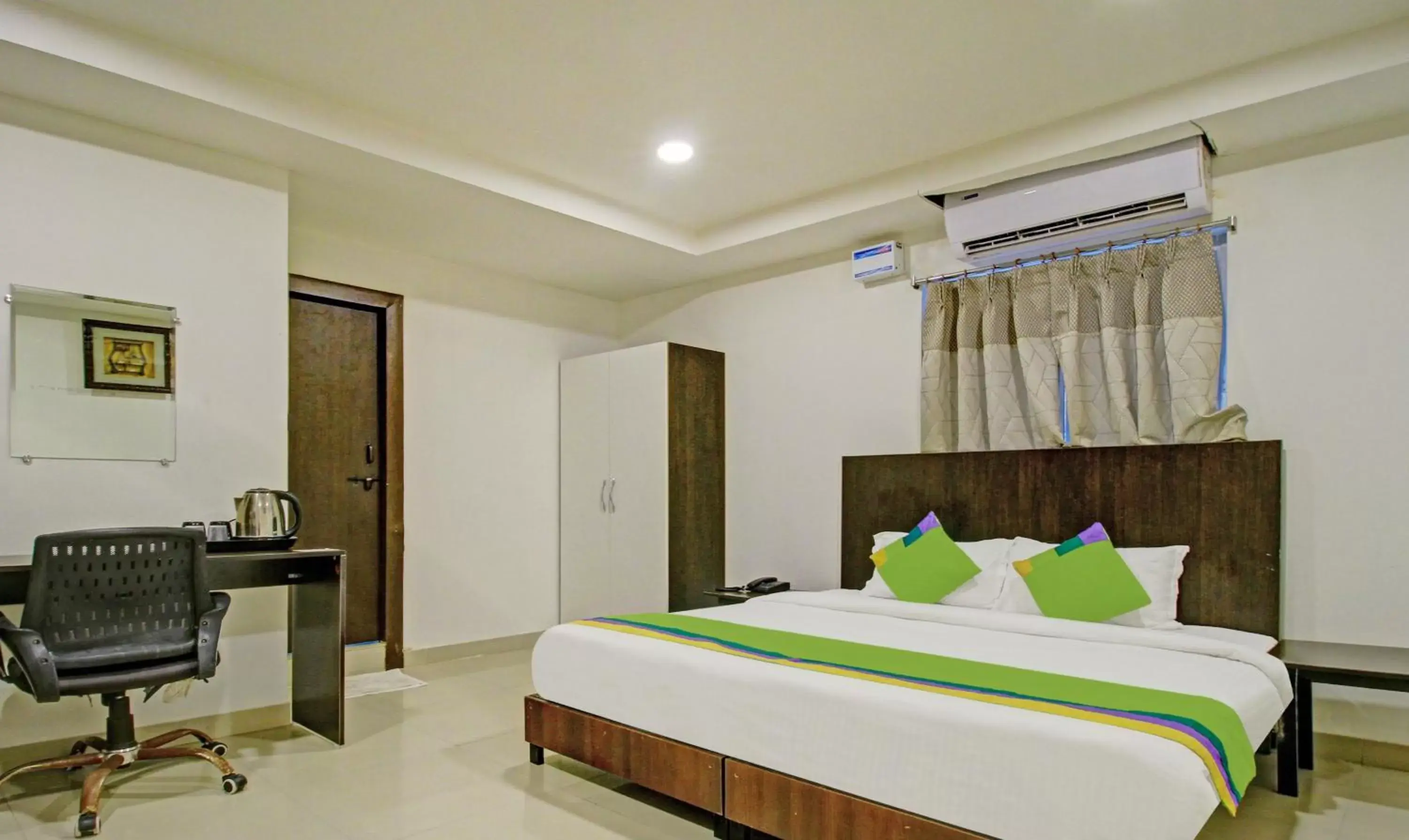 Deluxe Double Room in FabHotel Blue Dawn - Gachibowli - Nr ISB Deluxe Double Room in FabHotel Blue Dawn - Gachibowli - Nr ISB