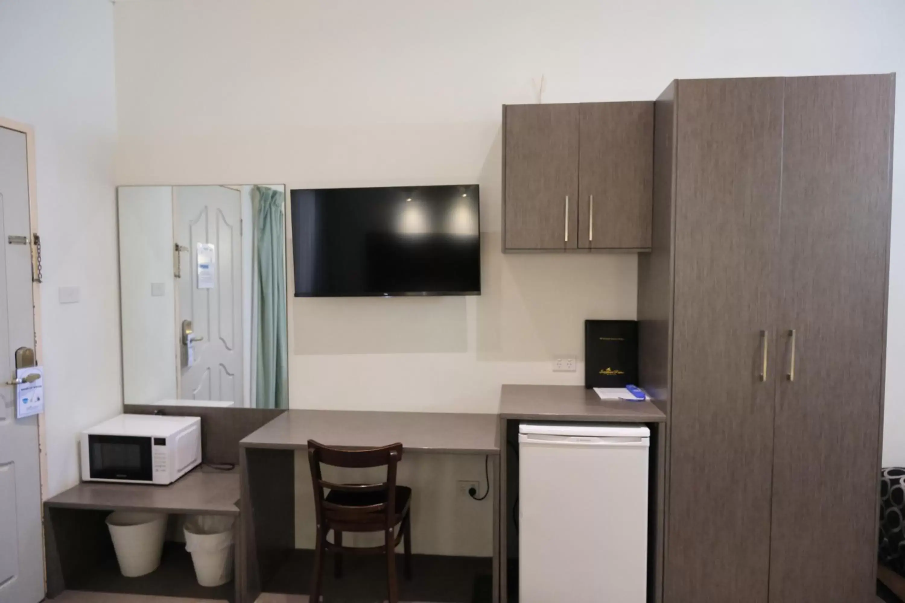 TV and multimedia, TV/Entertainment Center in Sapphire Palms Motel