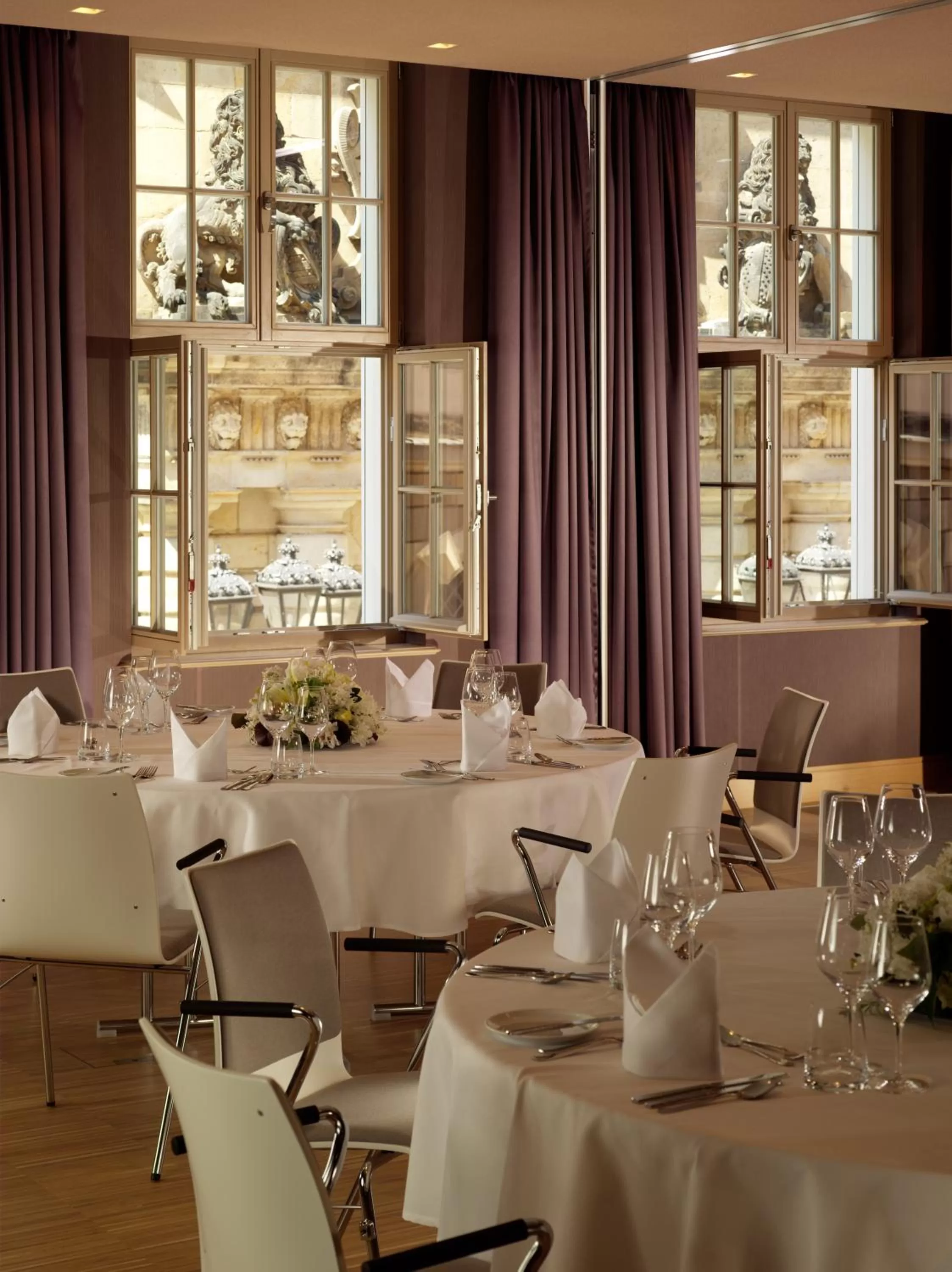 Restaurant/places to eat in HYPERION Hotel Dresden Am Schloss