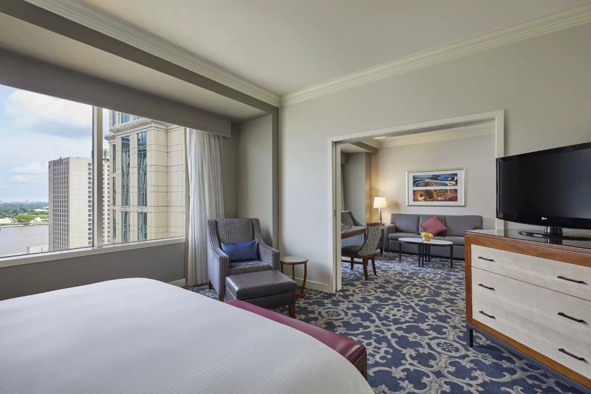 Photo of the whole room, Bed in Loews New Orleans Hotel