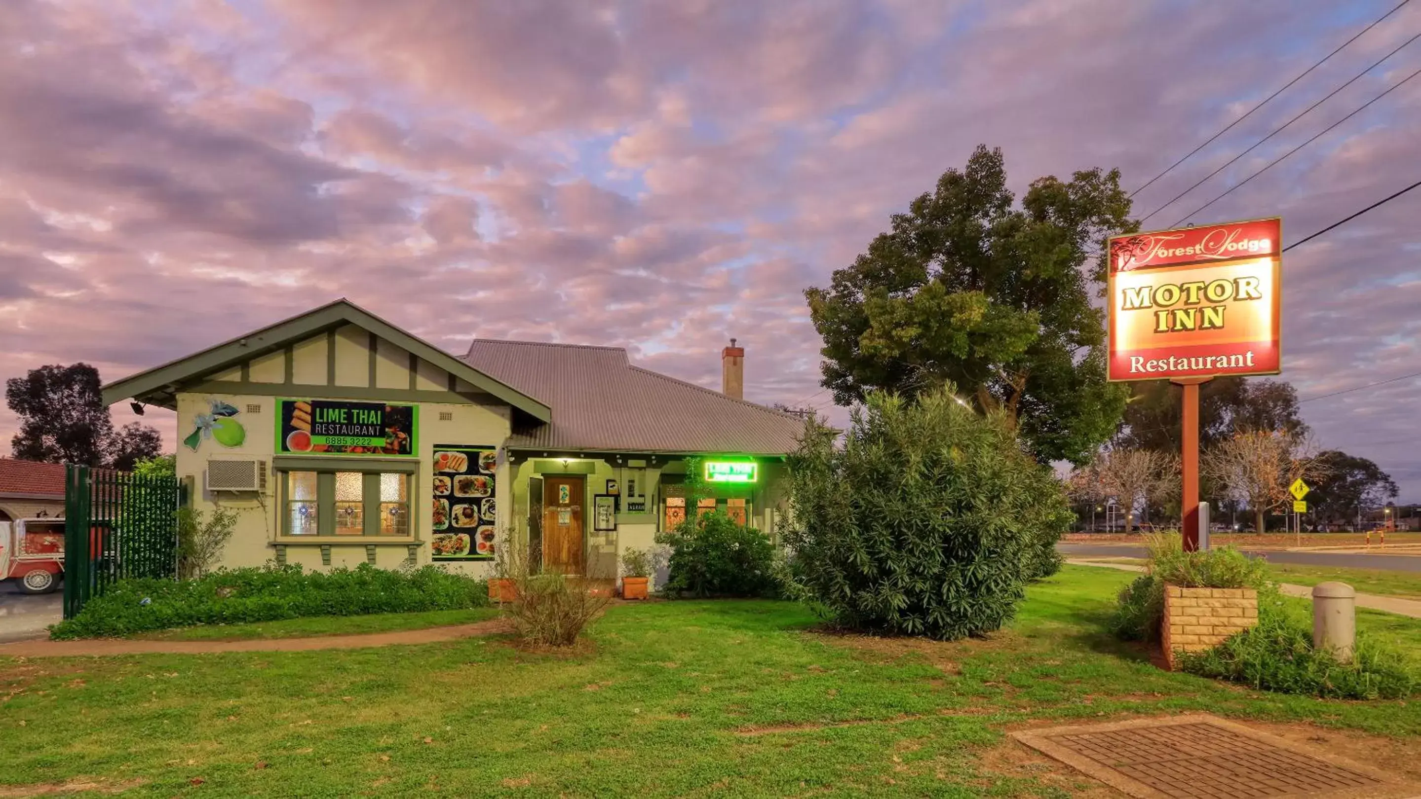 Restaurant/places to eat, Property Building in Forest Lodge Motor Inn & Restaurant