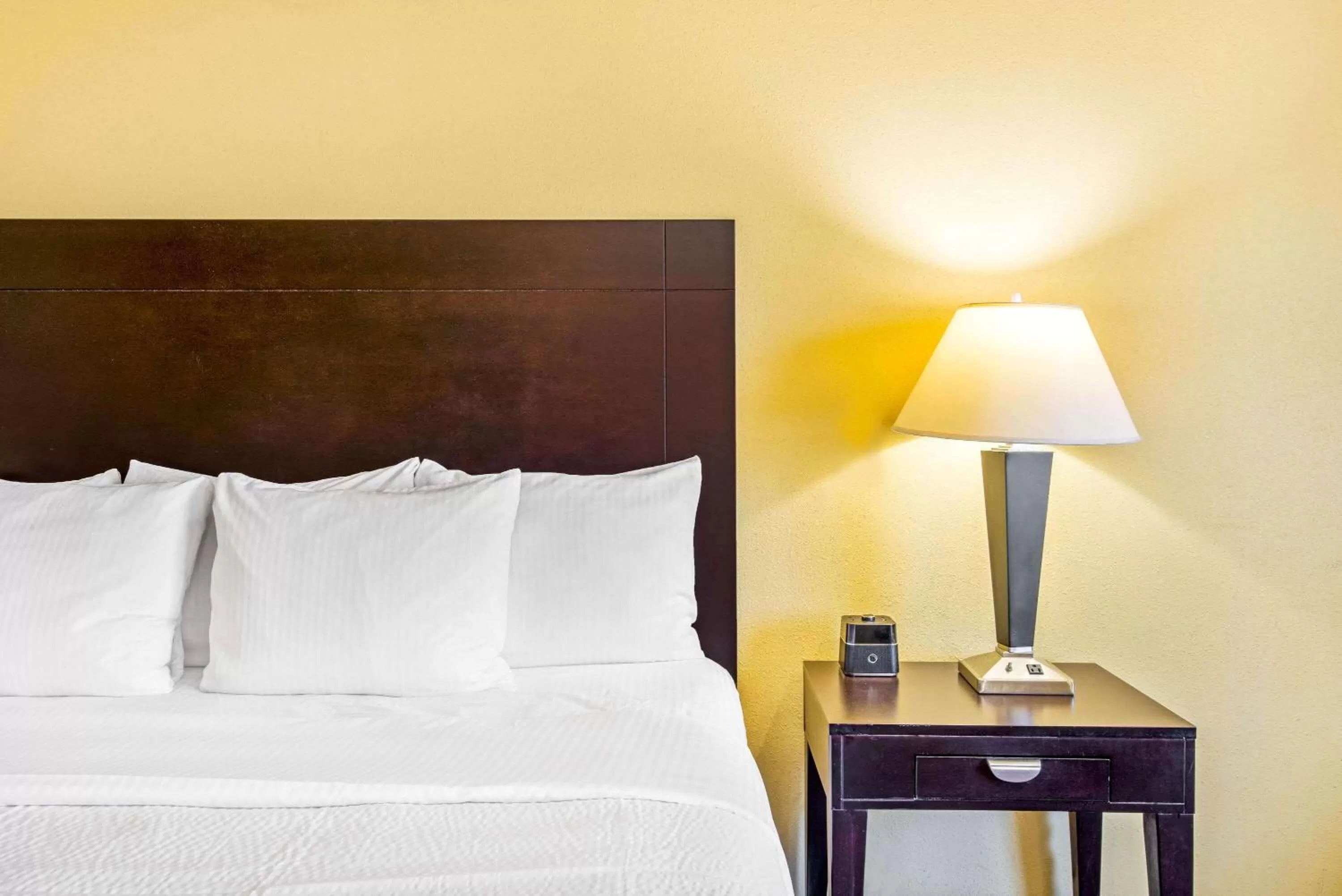 Photo of the whole room, Bed in La Quinta by Wyndham Eastland