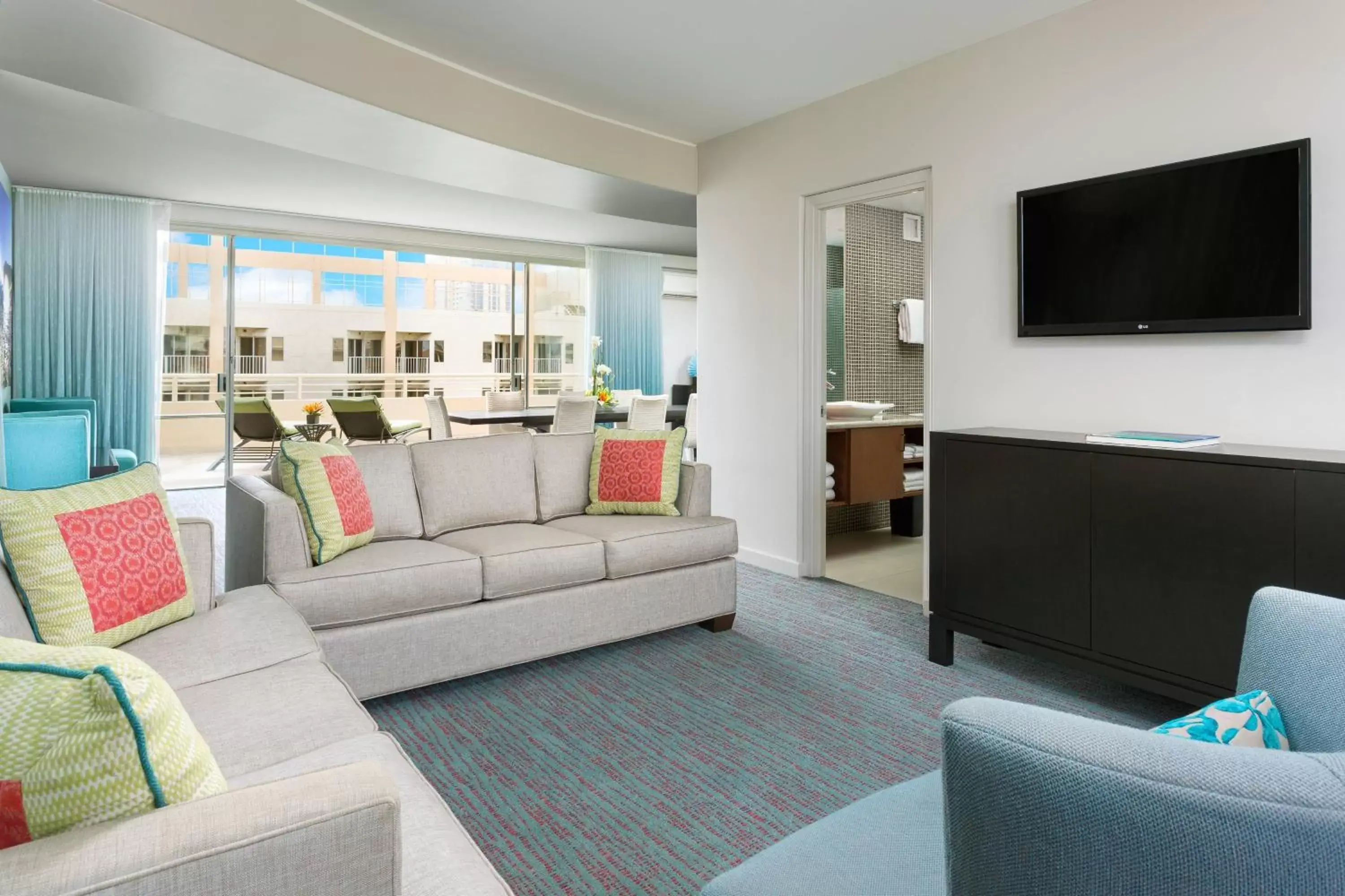 Living room, Seating Area in Courtyard by Marriott Waikiki Beach