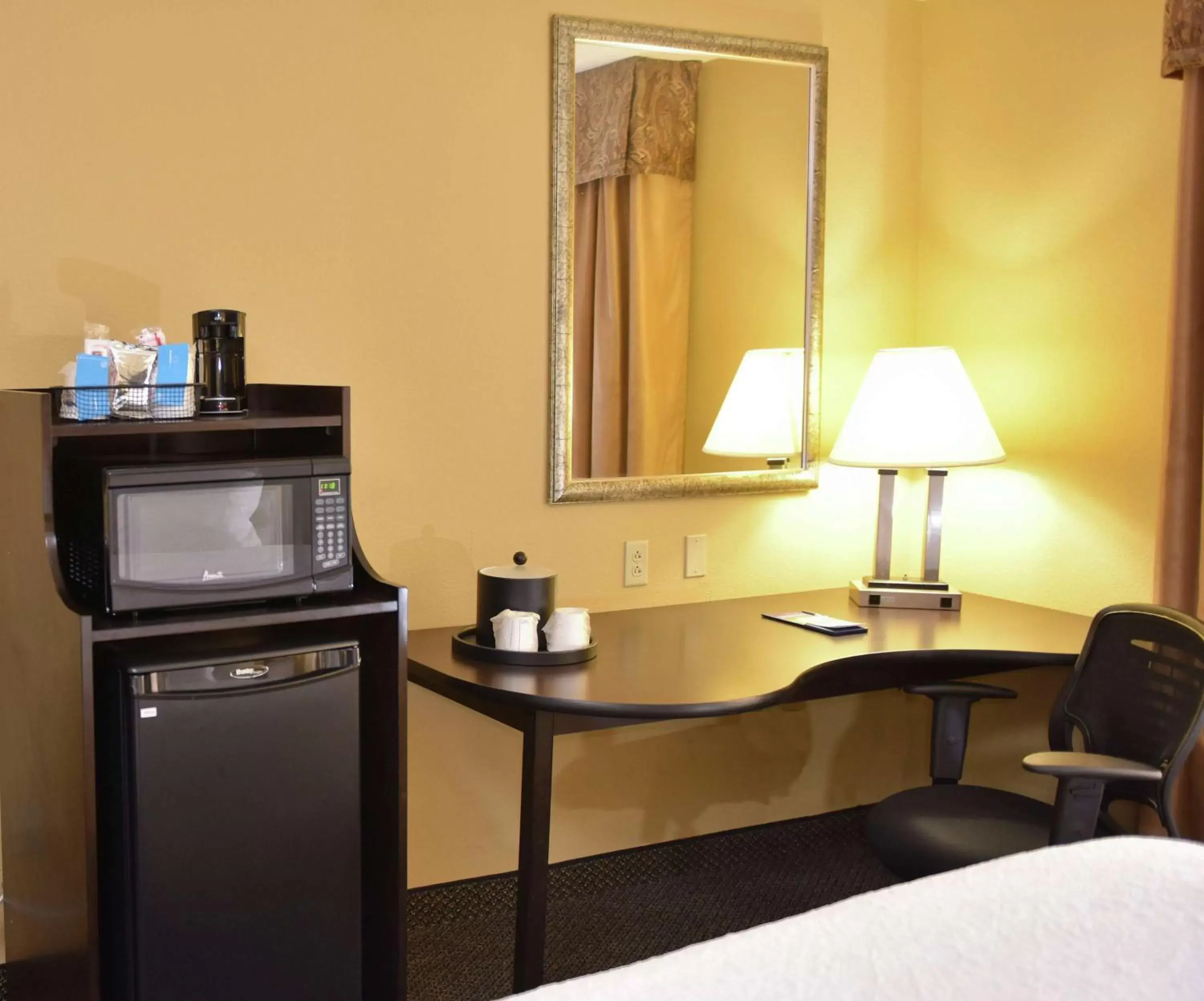 Bedroom, TV/Entertainment Center in Hampton Inn & Suites Alexandria