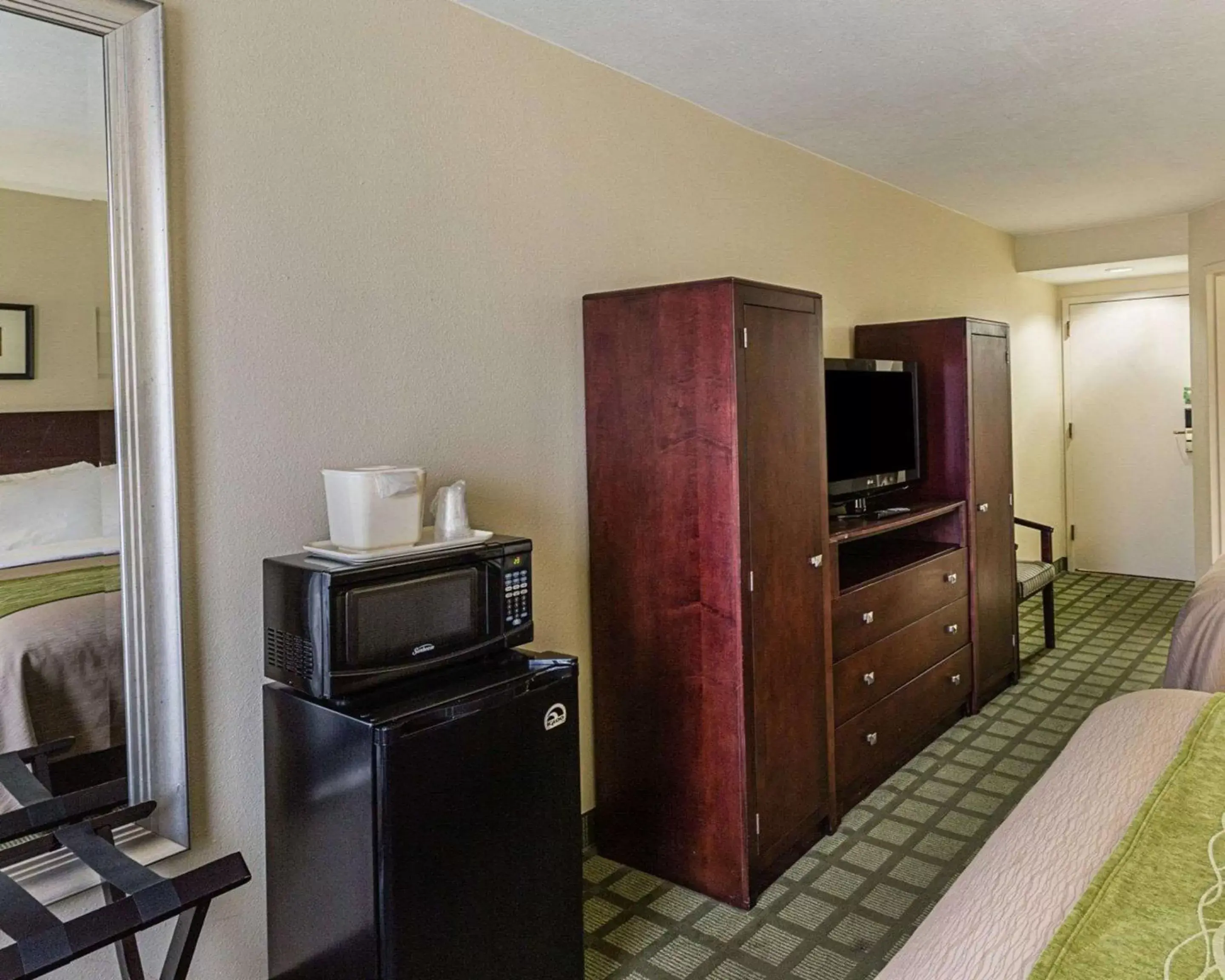 Photo of the whole room, TV/Entertainment Center in Comfort Inn & Suites Southwest Freeway at Westpark