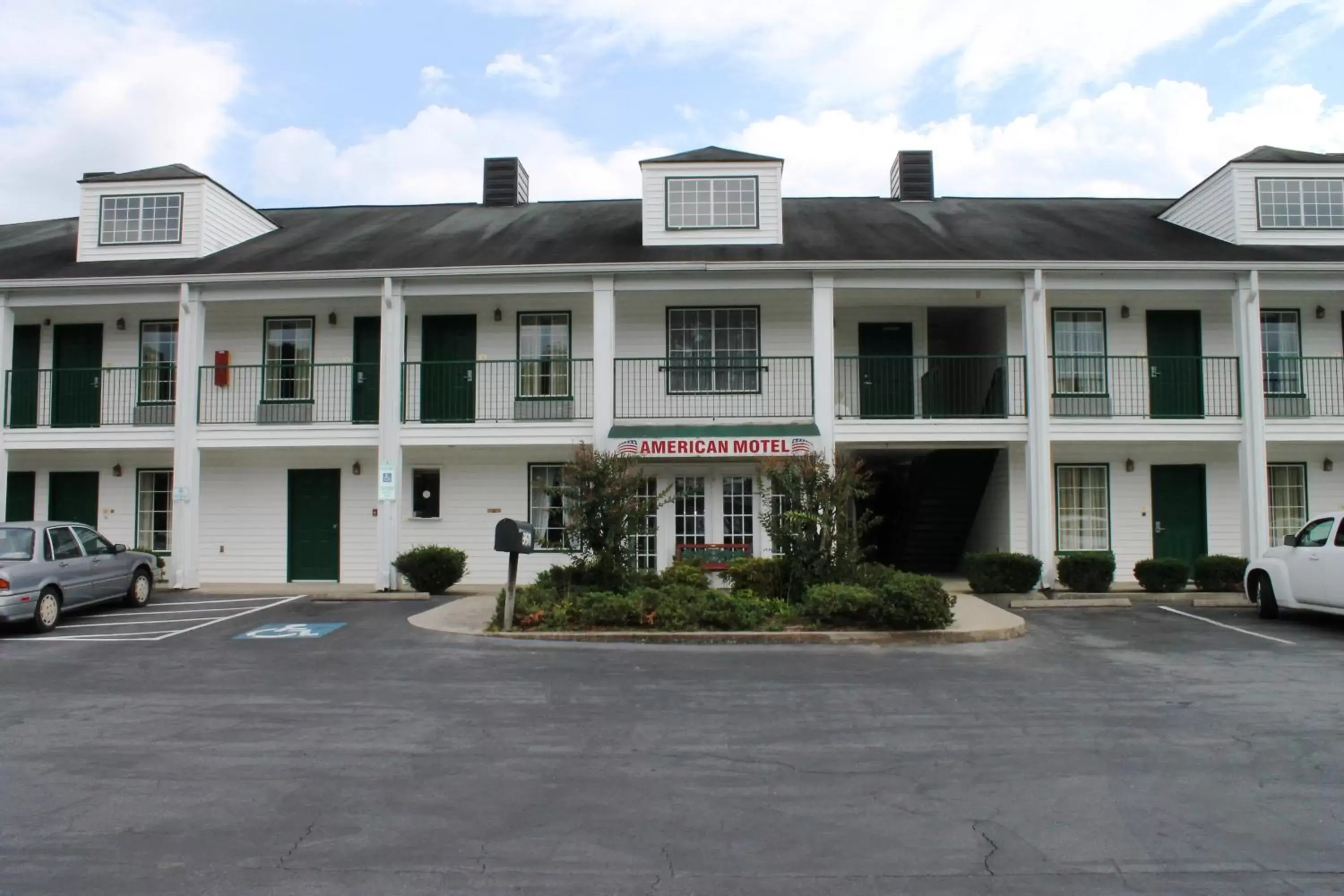 Facade/entrance, Property Building in American Motel - Lenoir