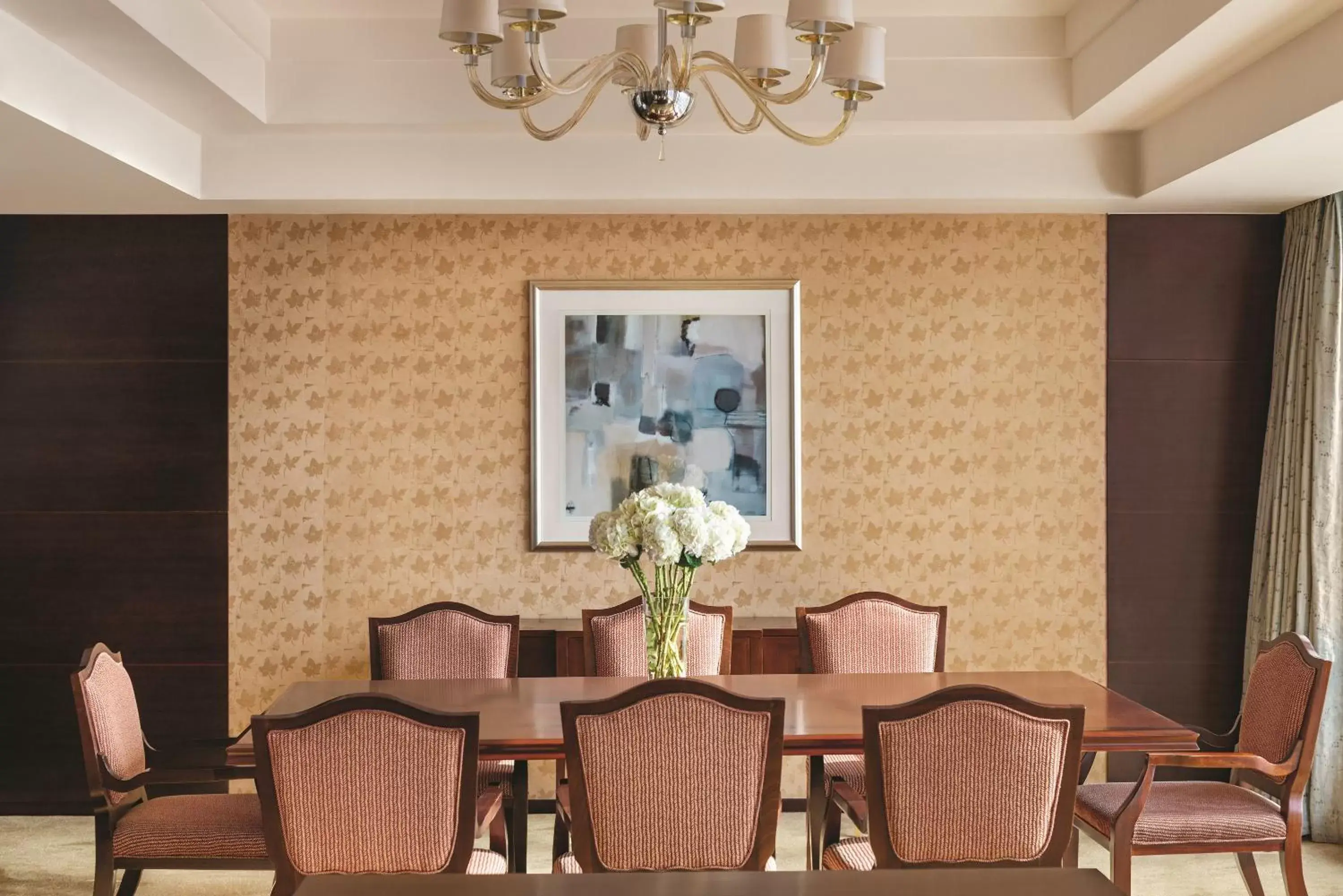 Dining area in Shangri-La Chengdu