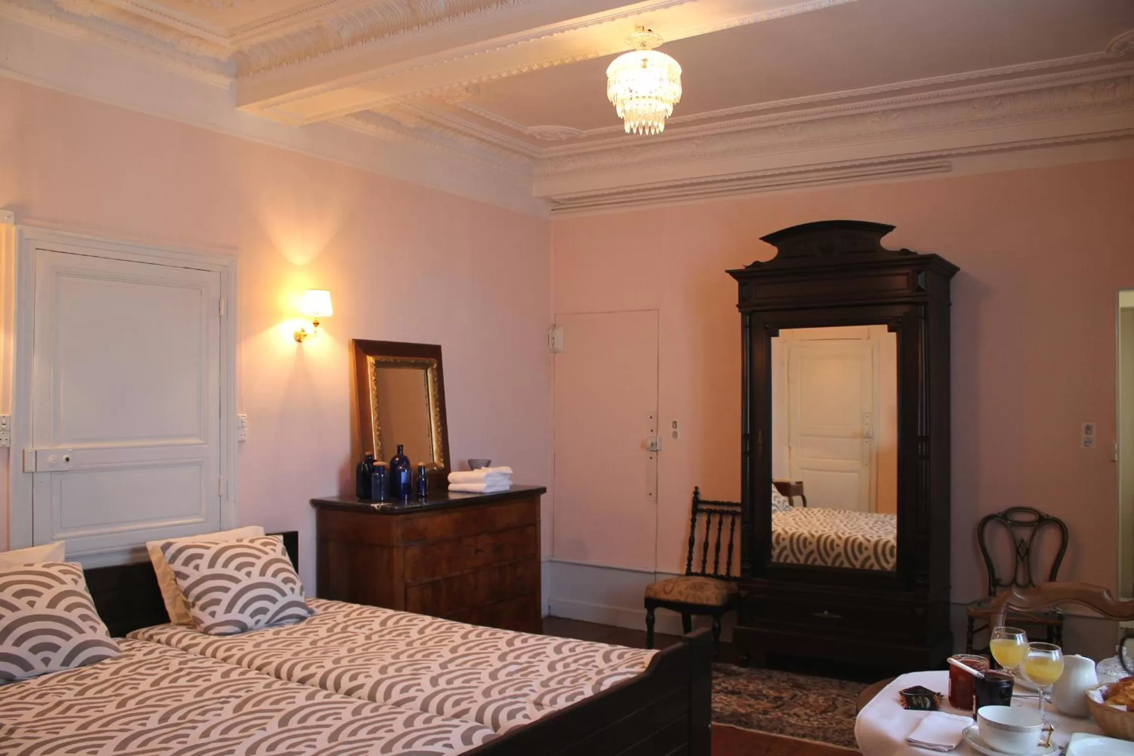 Photo of the whole room, Bed in Chambres d'hôtes La Distillerie B&B