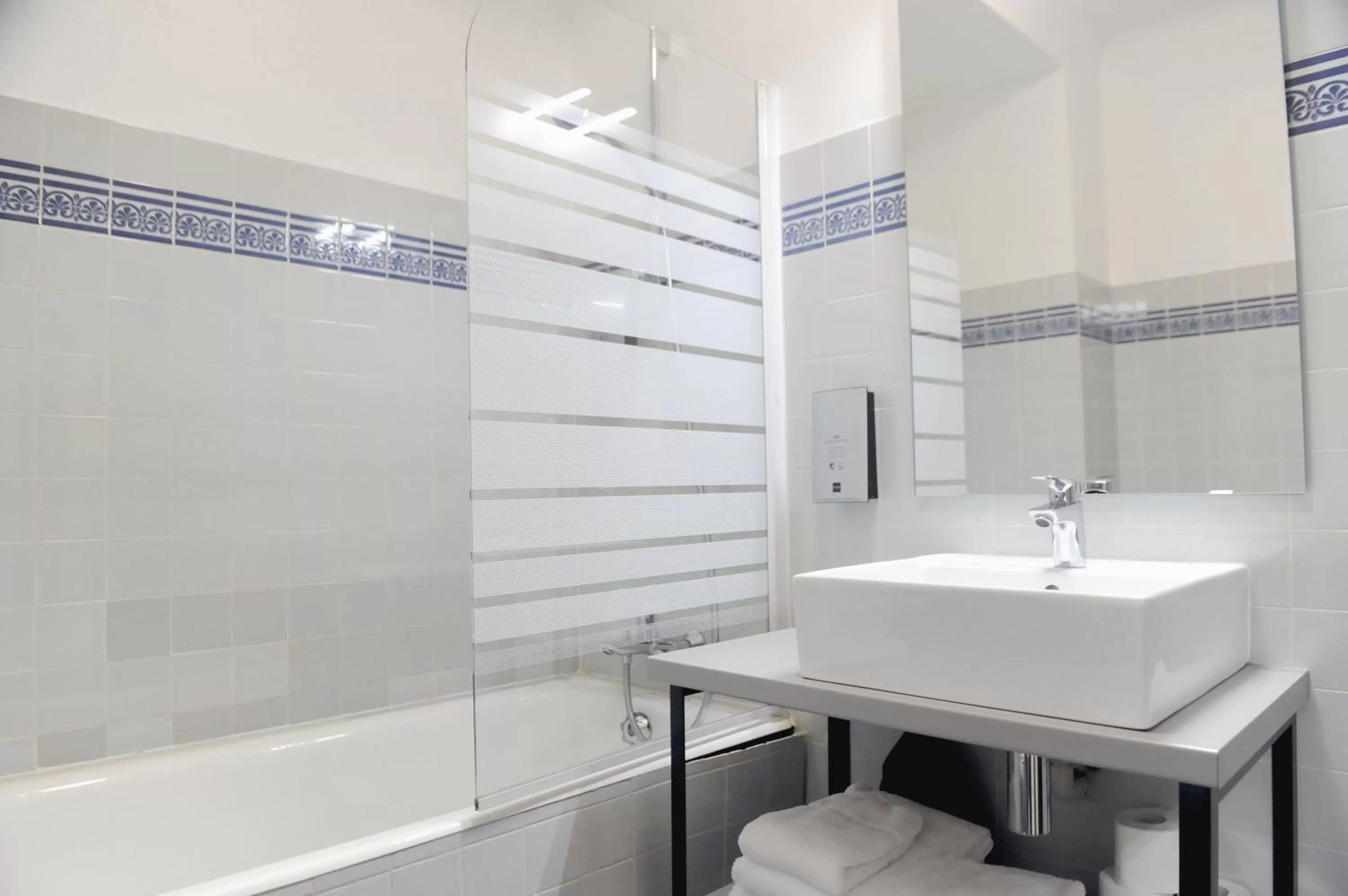 Bathroom in Logis Hôtel du Chêne