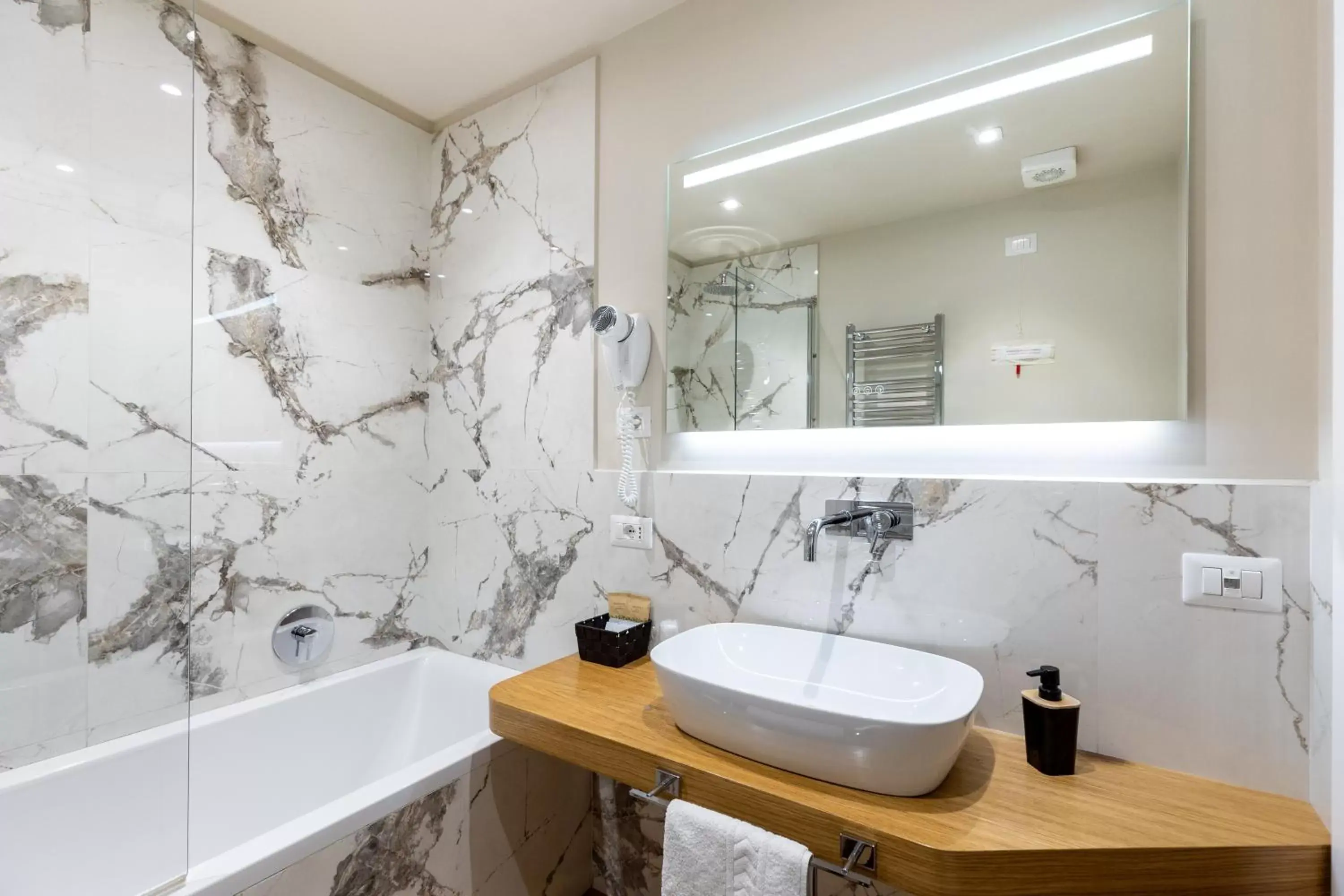 Shower, Bathroom in Suites Romae Rex