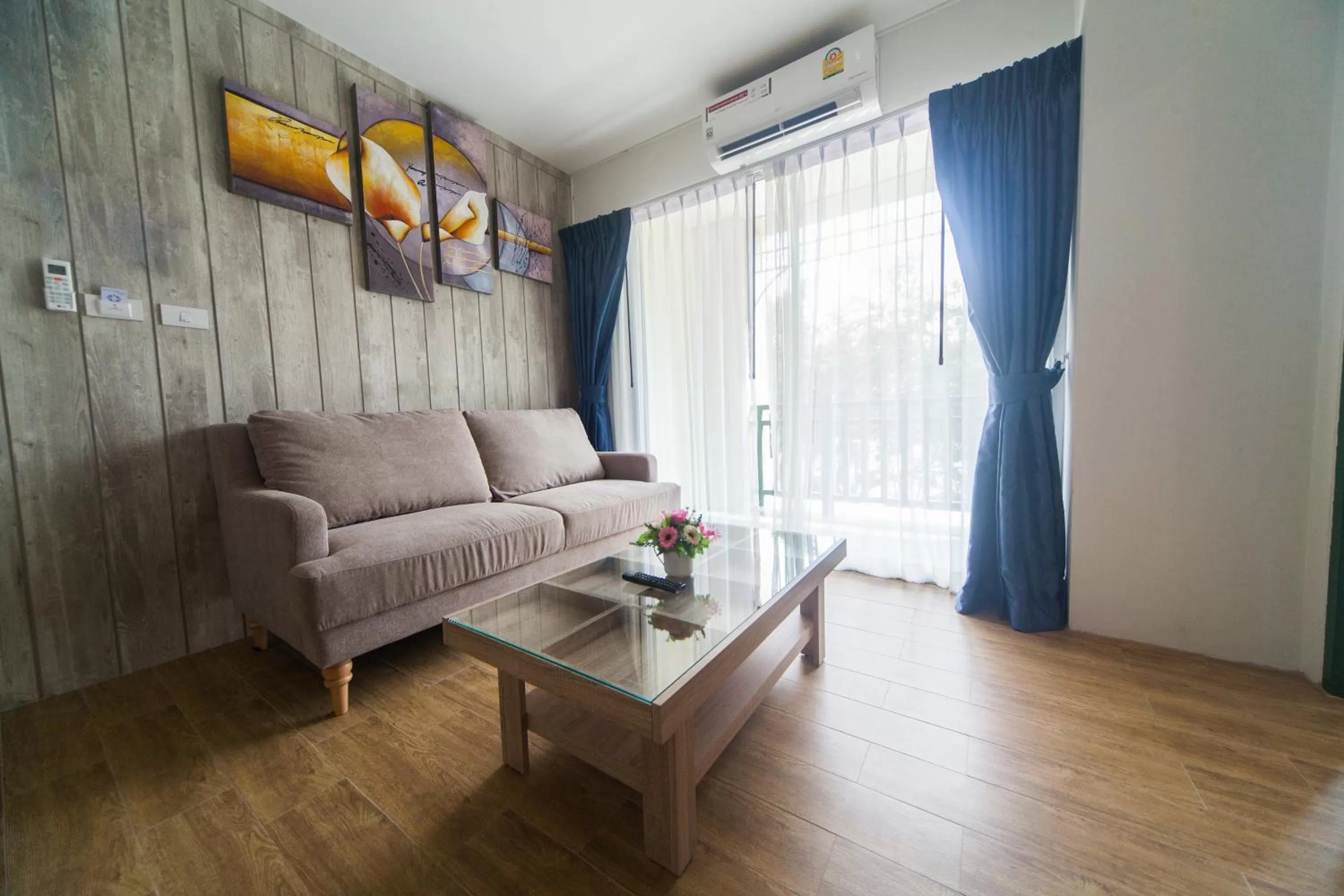 Living room in Anchan Laguna Hotel โรงแรมอัญชันลากูน่า