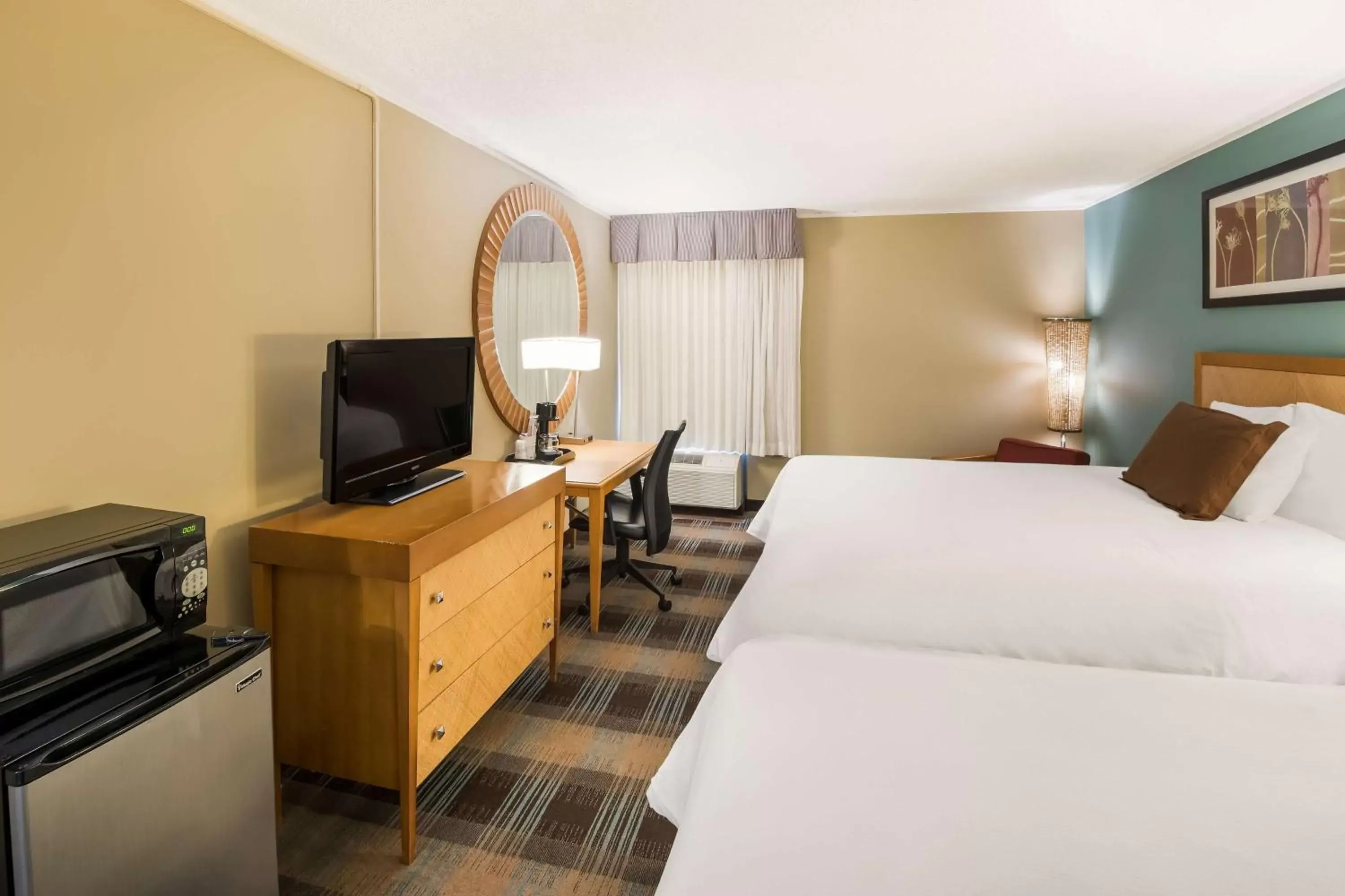 Bedroom, TV/Entertainment Center in SureStay Plus Hotel by Best Western Jasper