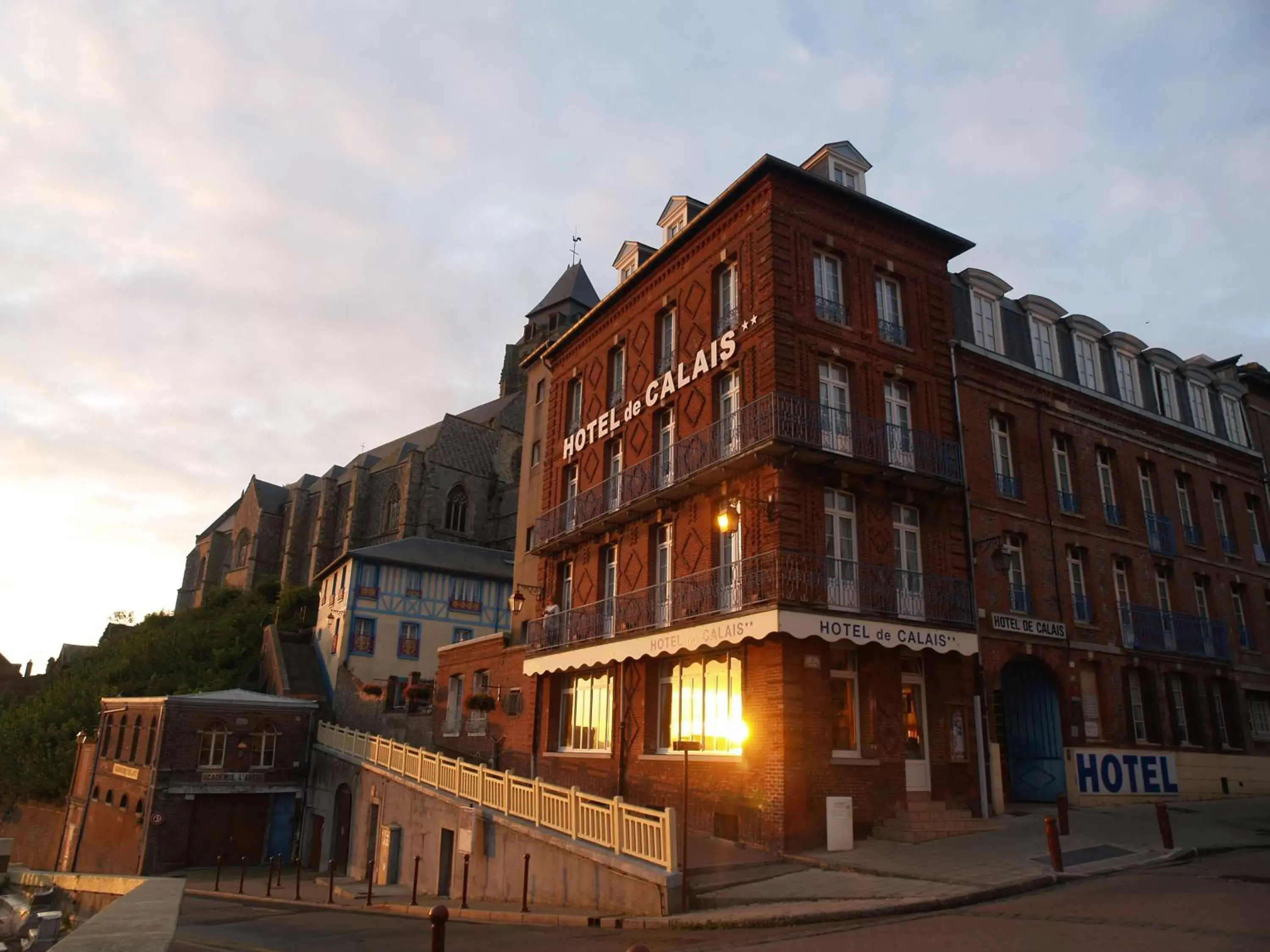 Facade/entrance, Property Building in Hôtel De Calais