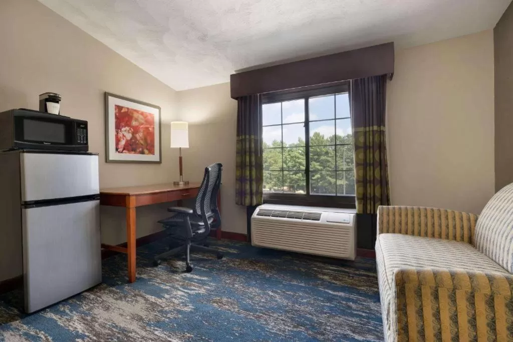 Seating area, Bed in Super 8 by Wyndham West Greenwich/Providence