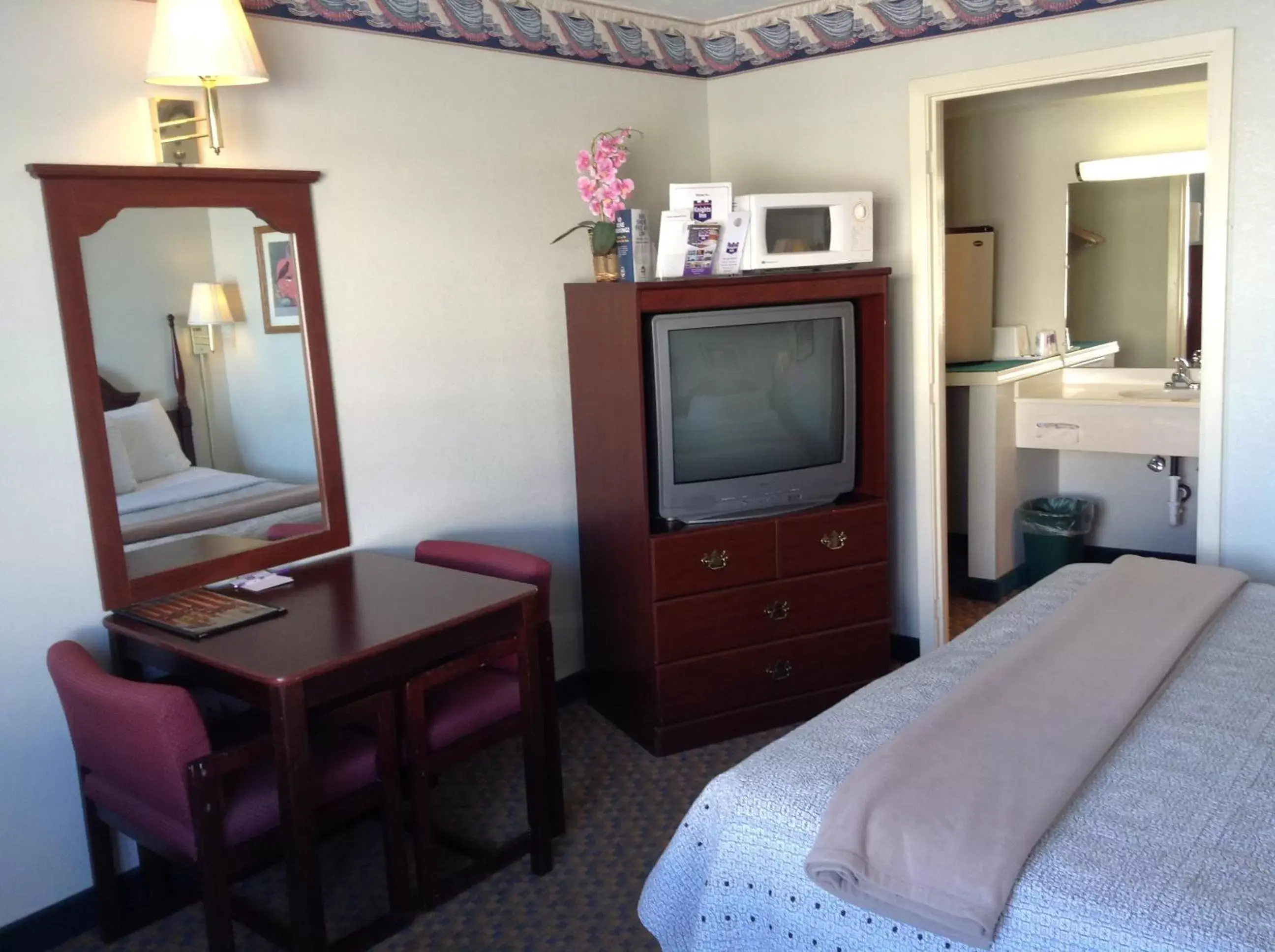 Bedroom, TV/Entertainment Center in Knights Inn Peru