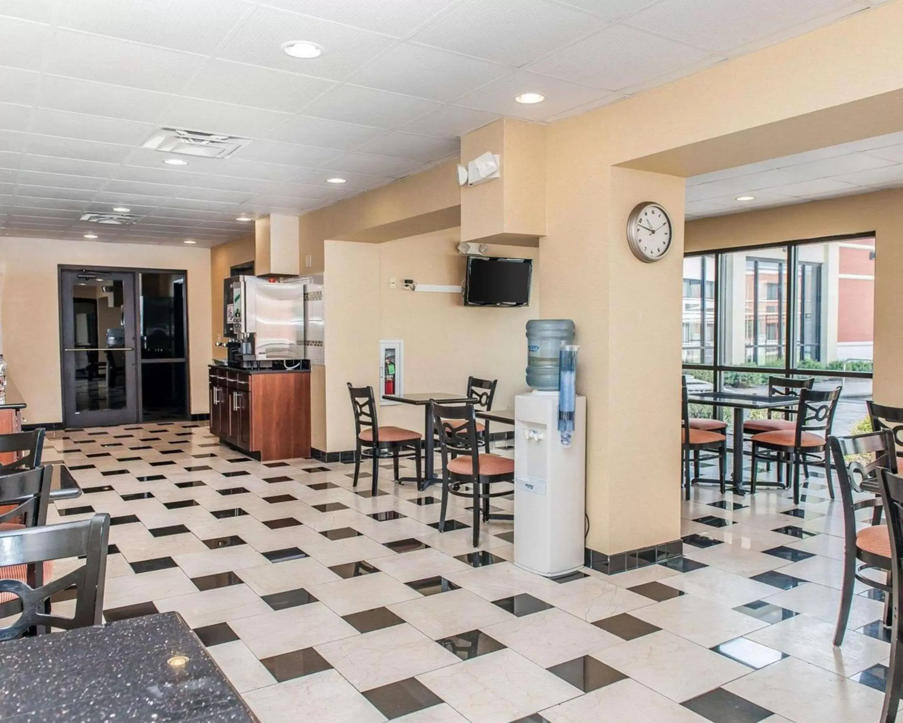 Restaurant/Places to Eat in Quality Inn & Suites - Mattoon