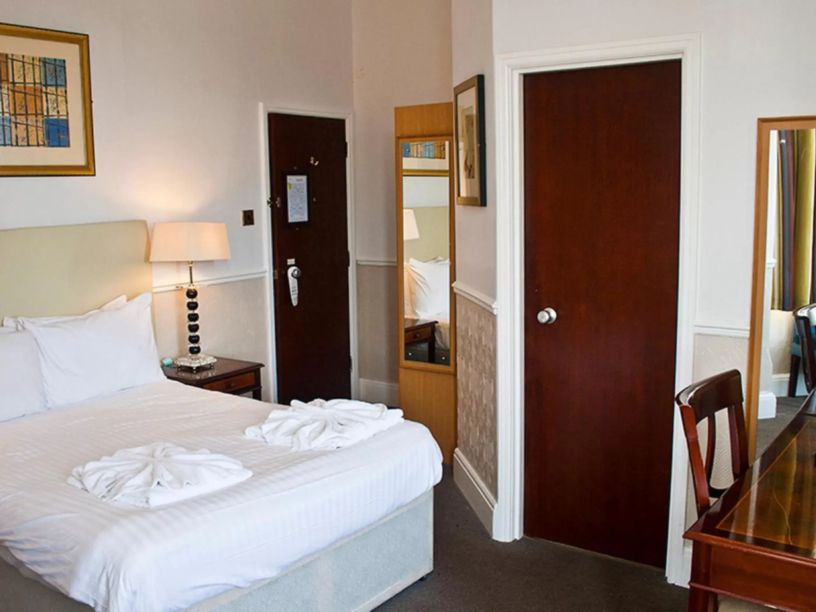 Bedroom, Bed in North Shore Hotel