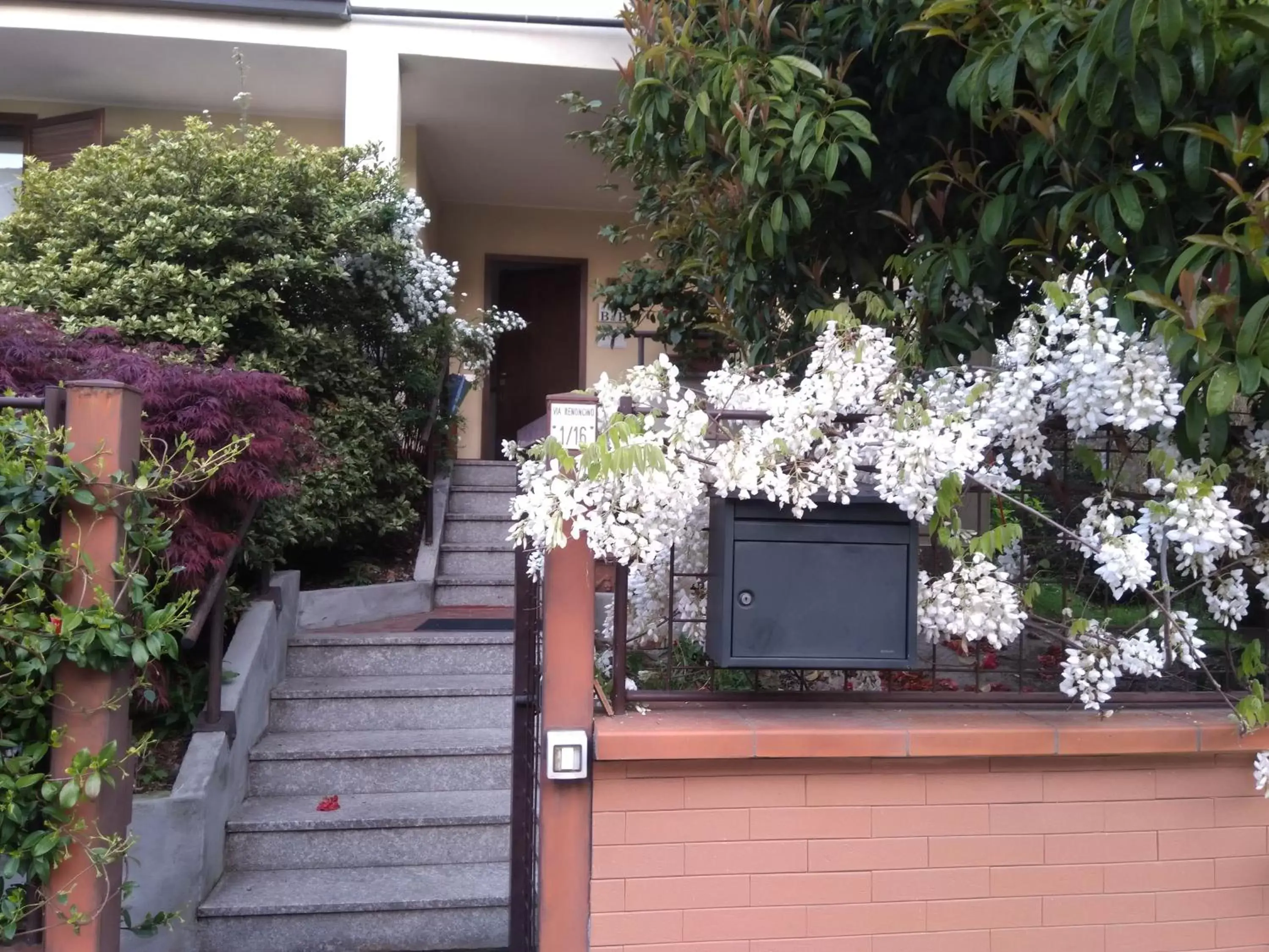 Facade/entrance in B&B Il Glicine di Basiglio