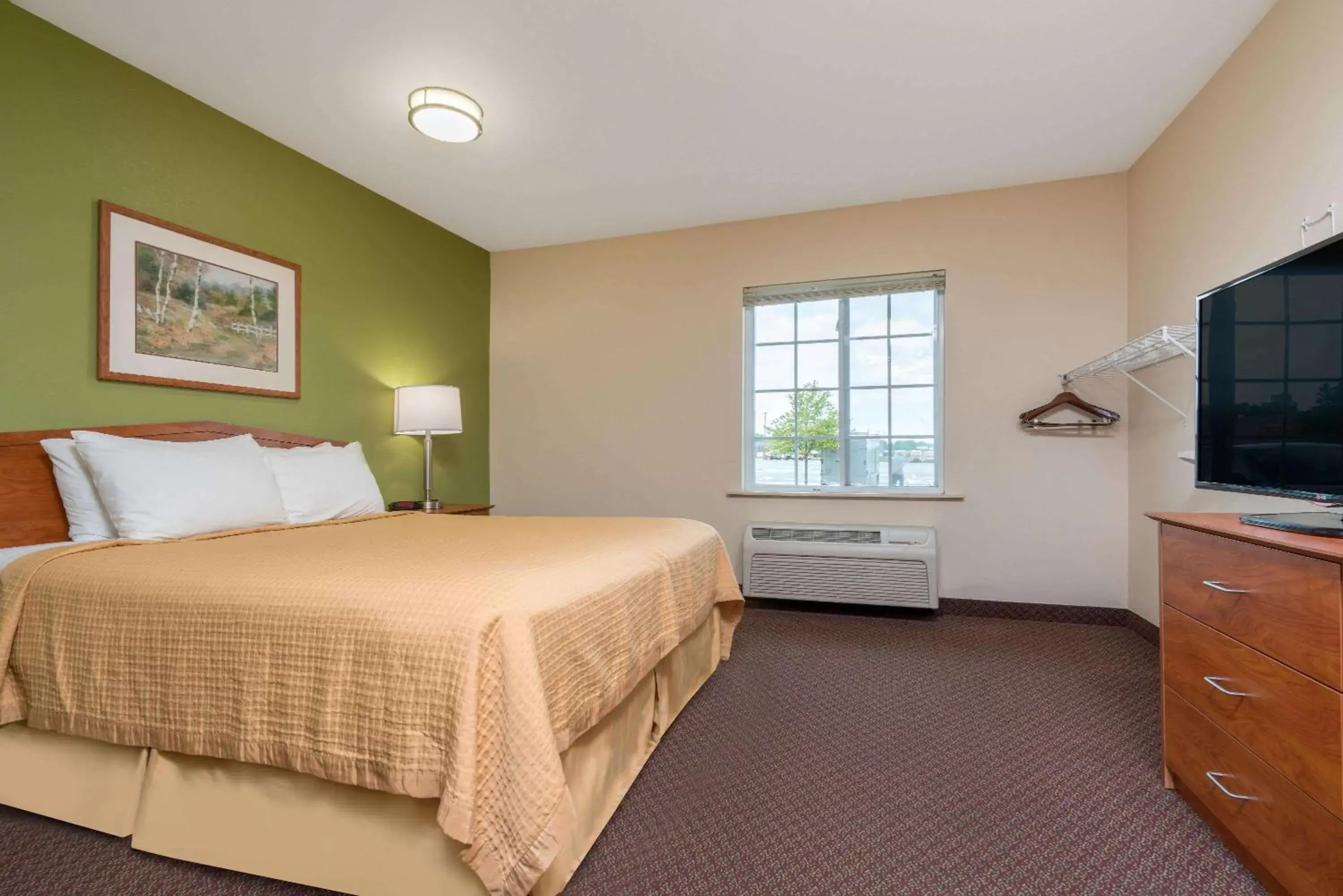 Photo of the whole room, Bed in Days Inn & Suites by Wyndham Rochester South