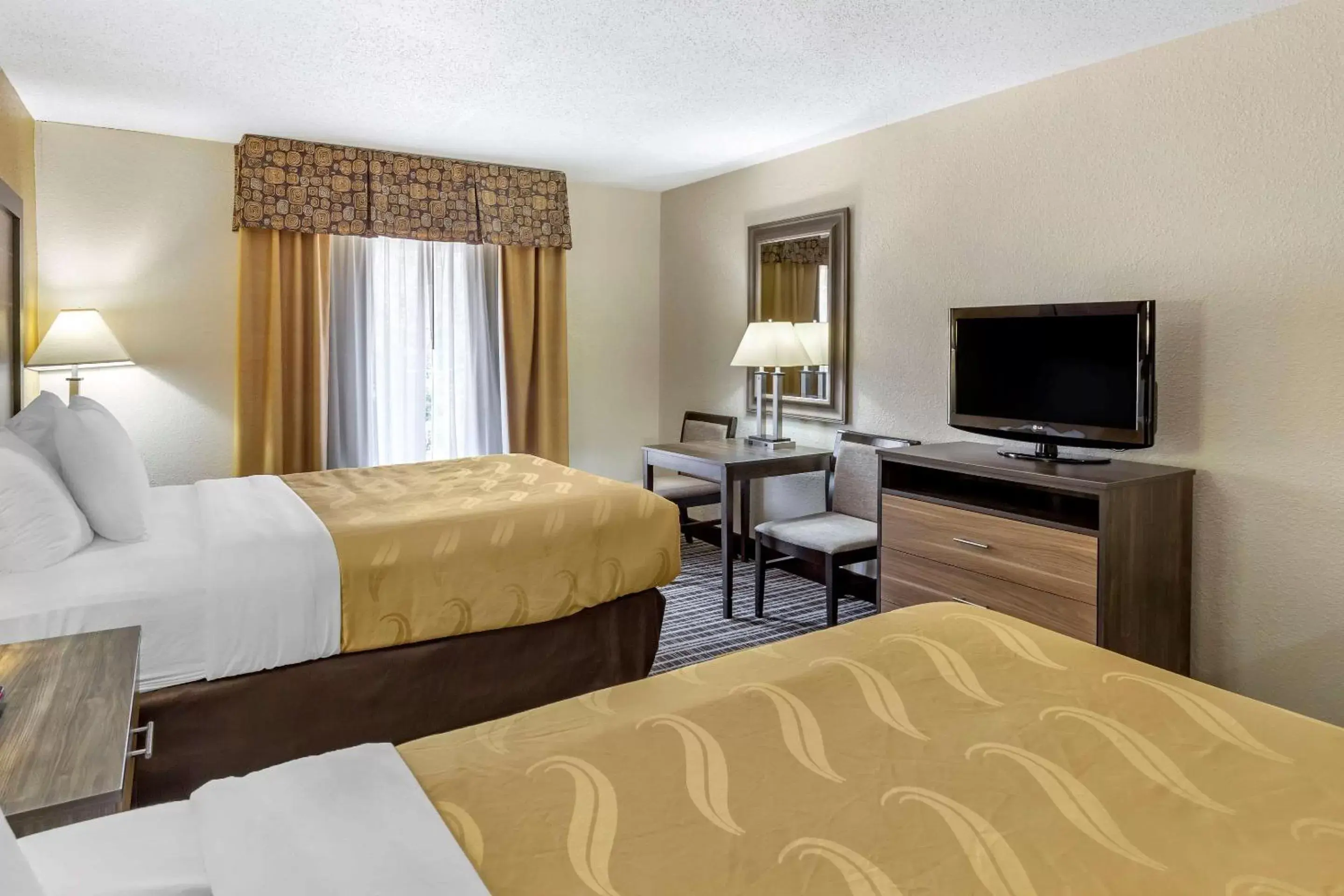 Photo of the whole room, Room Photo in Quality Inn & Suites - Greensboro-High Point