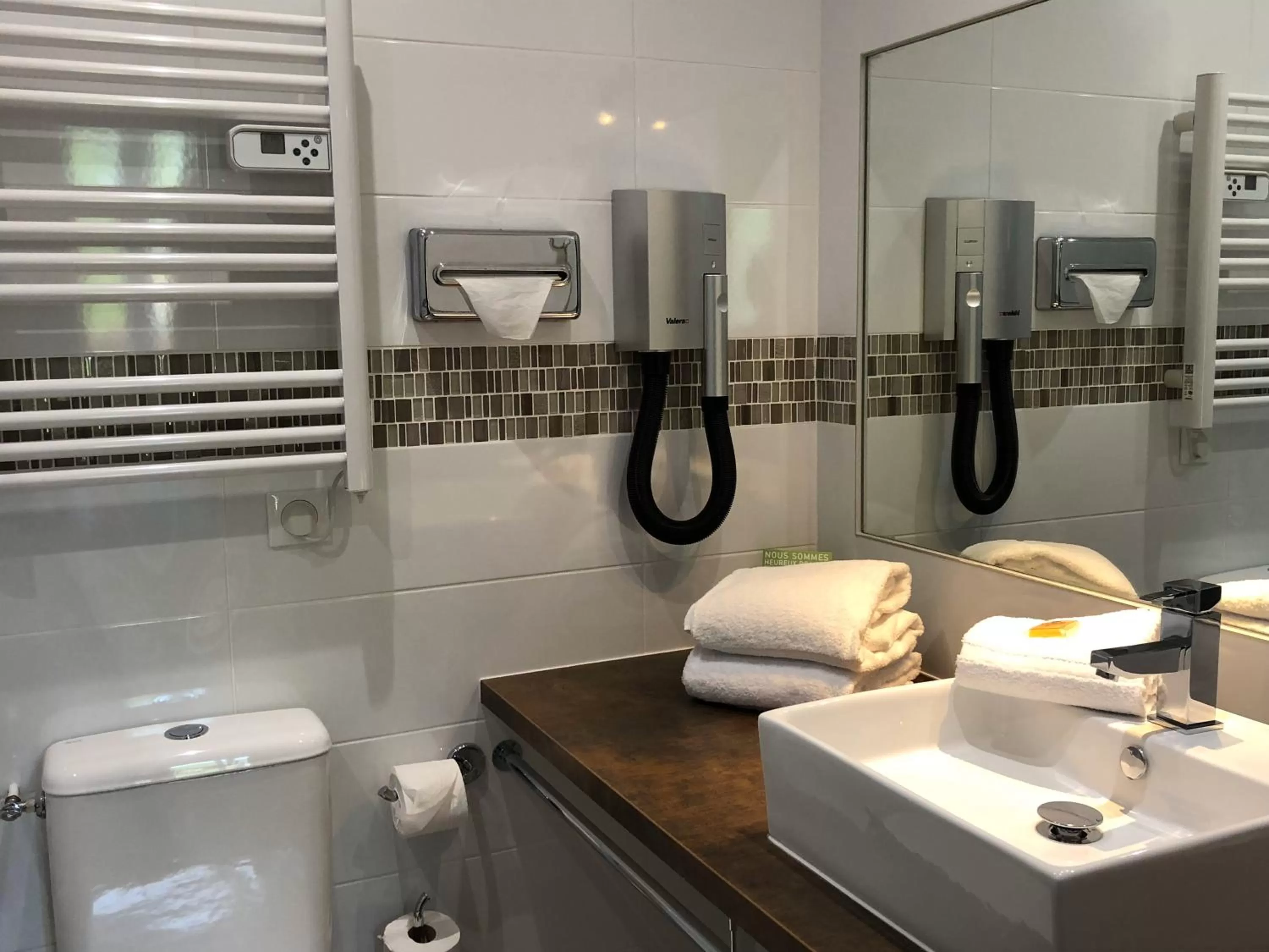 Bathroom in The Originals Boutique, Hôtel Victoria, Fontainebleau