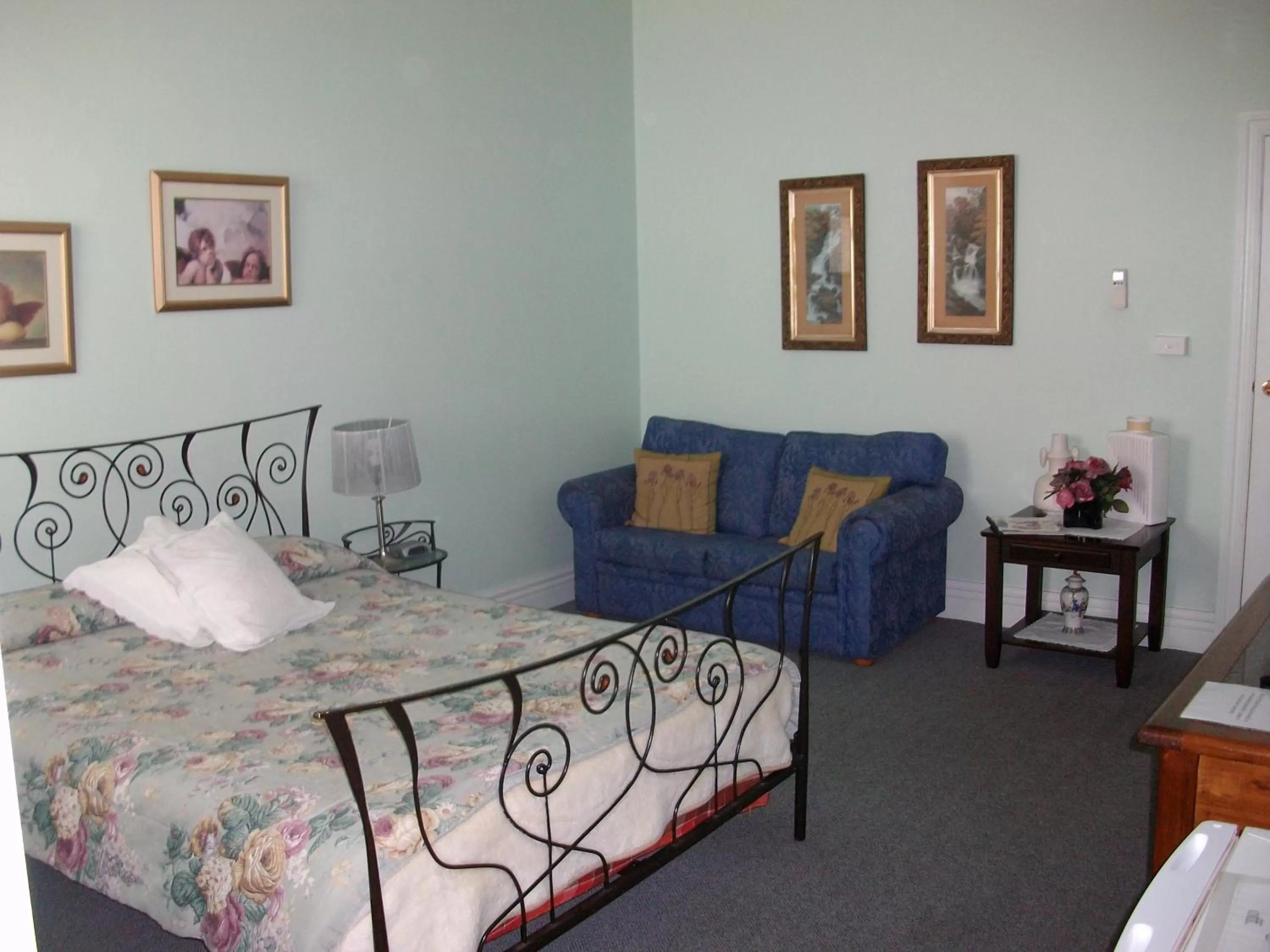 Photo of the whole room, Bed in Stella's Dromana Hotel