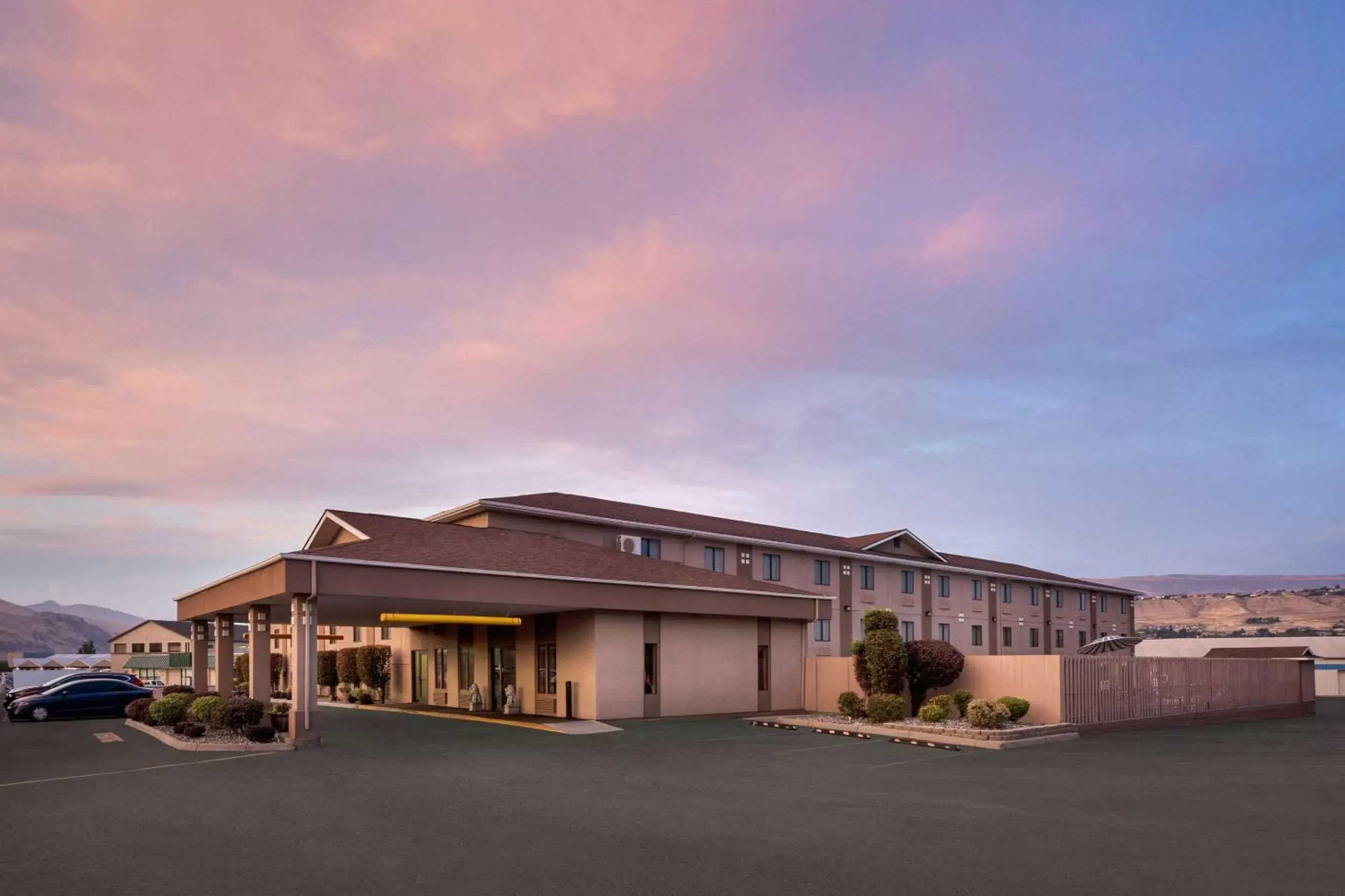 Property building in Quality Inn Wenatchee-Leavenworth Property building in Quality Inn Wenatchee-Leavenworth