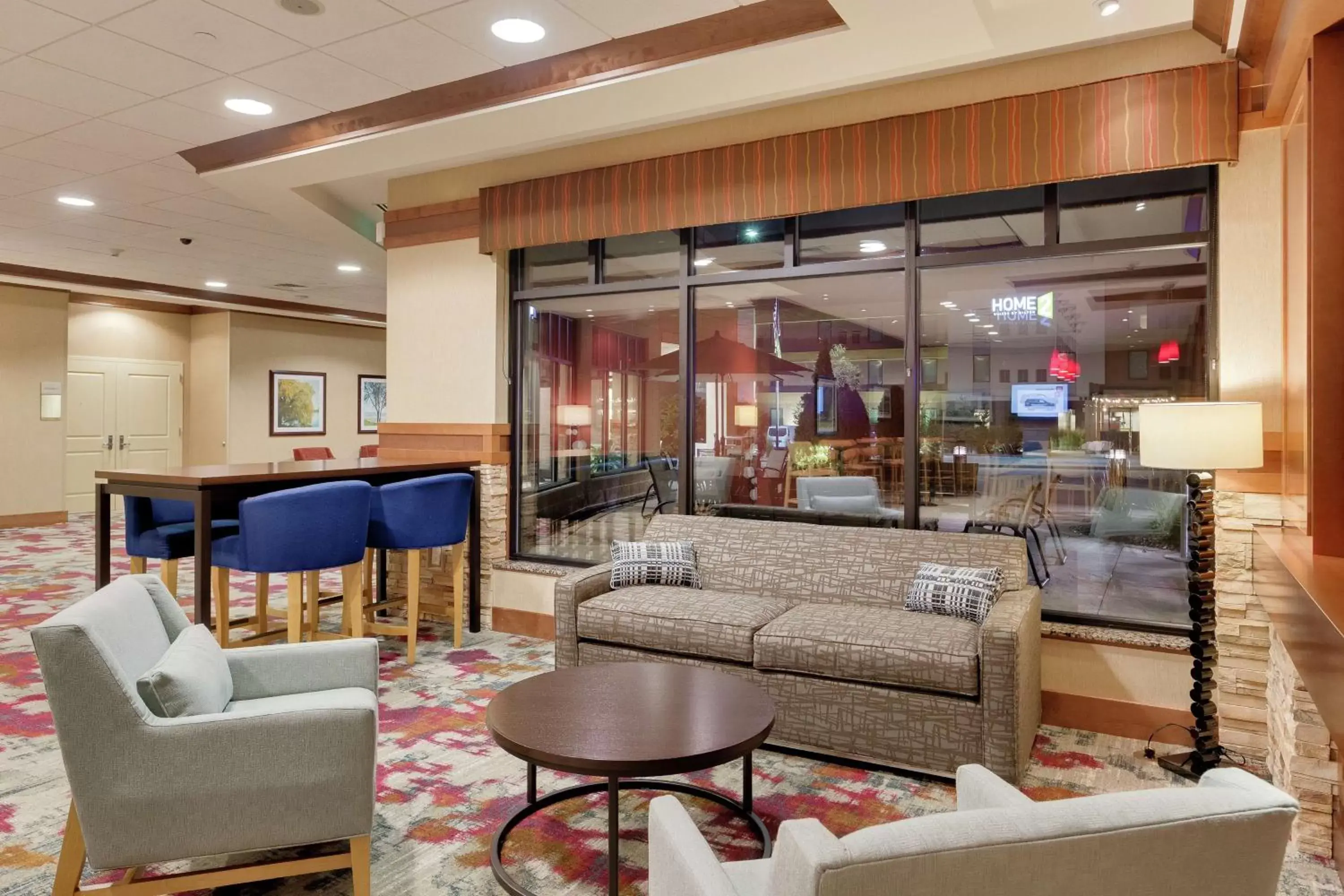 Lobby or reception, Lounge/Bar in Hilton Garden Inn Milwaukee Airport