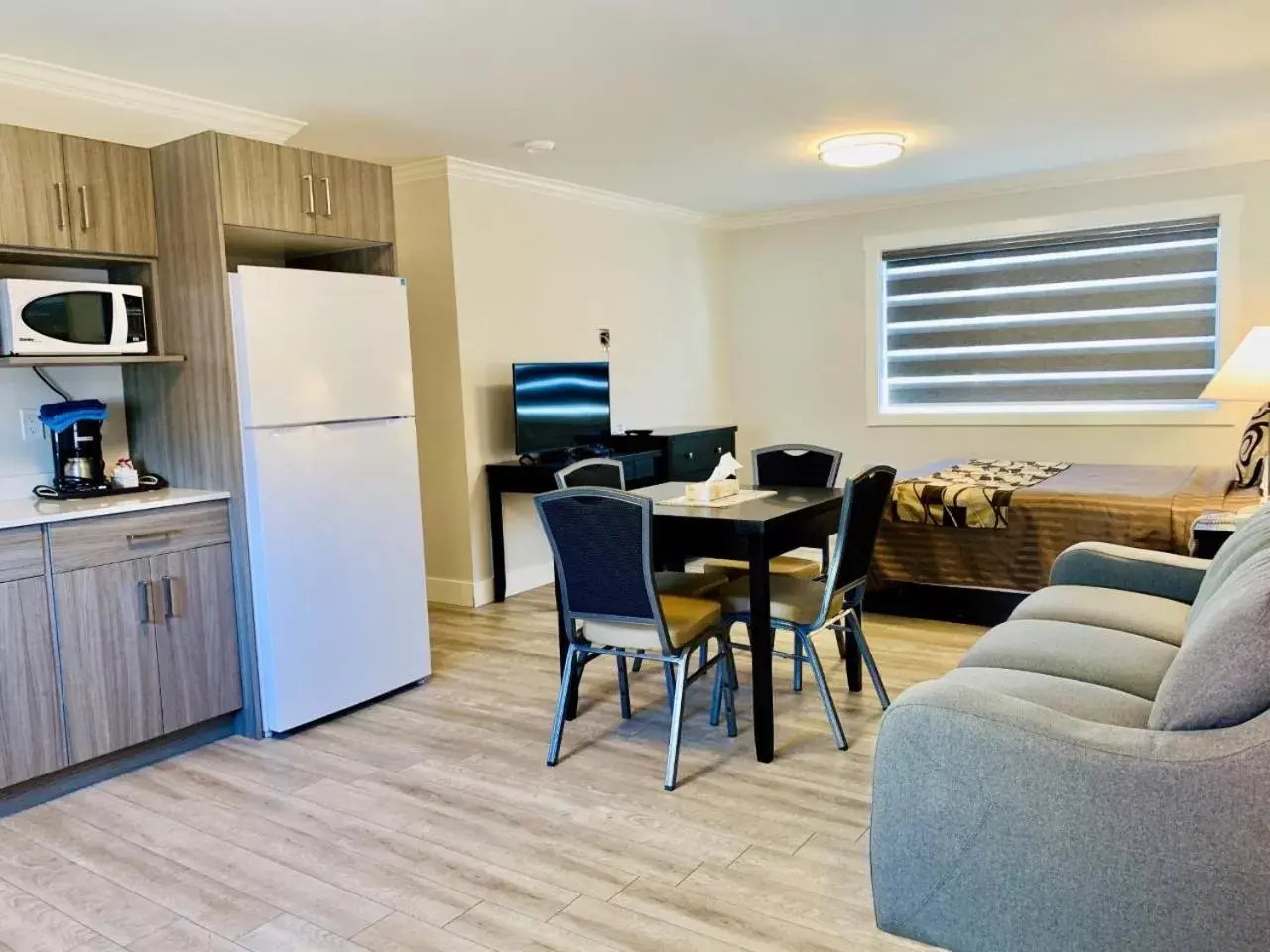 Bed, Dining Area in Traveler's Motel Penticton