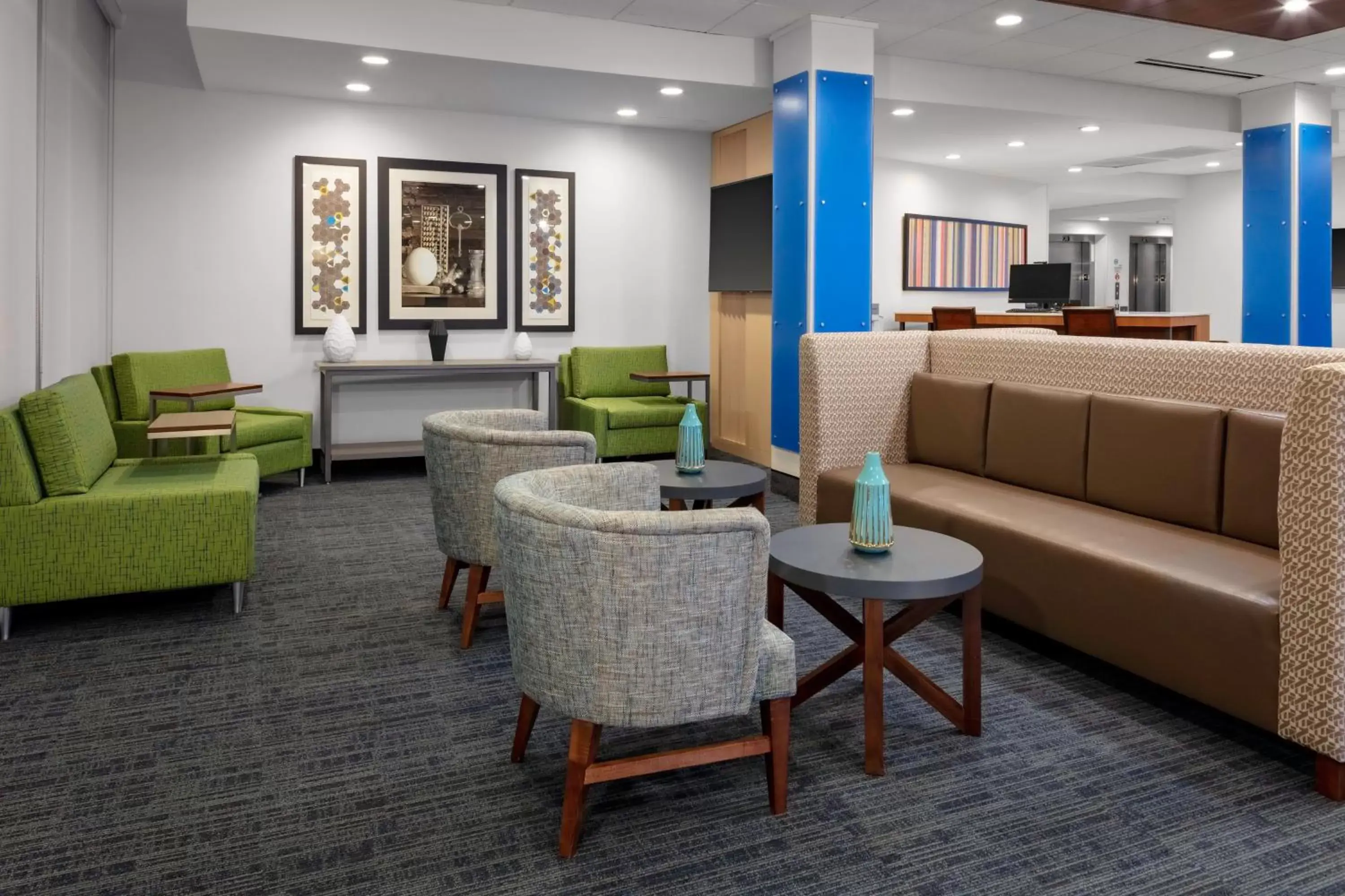 Property building, Lounge/Bar in Holiday Inn Express & Suites - Wilmington West - Medical Park, an IHG Hotel