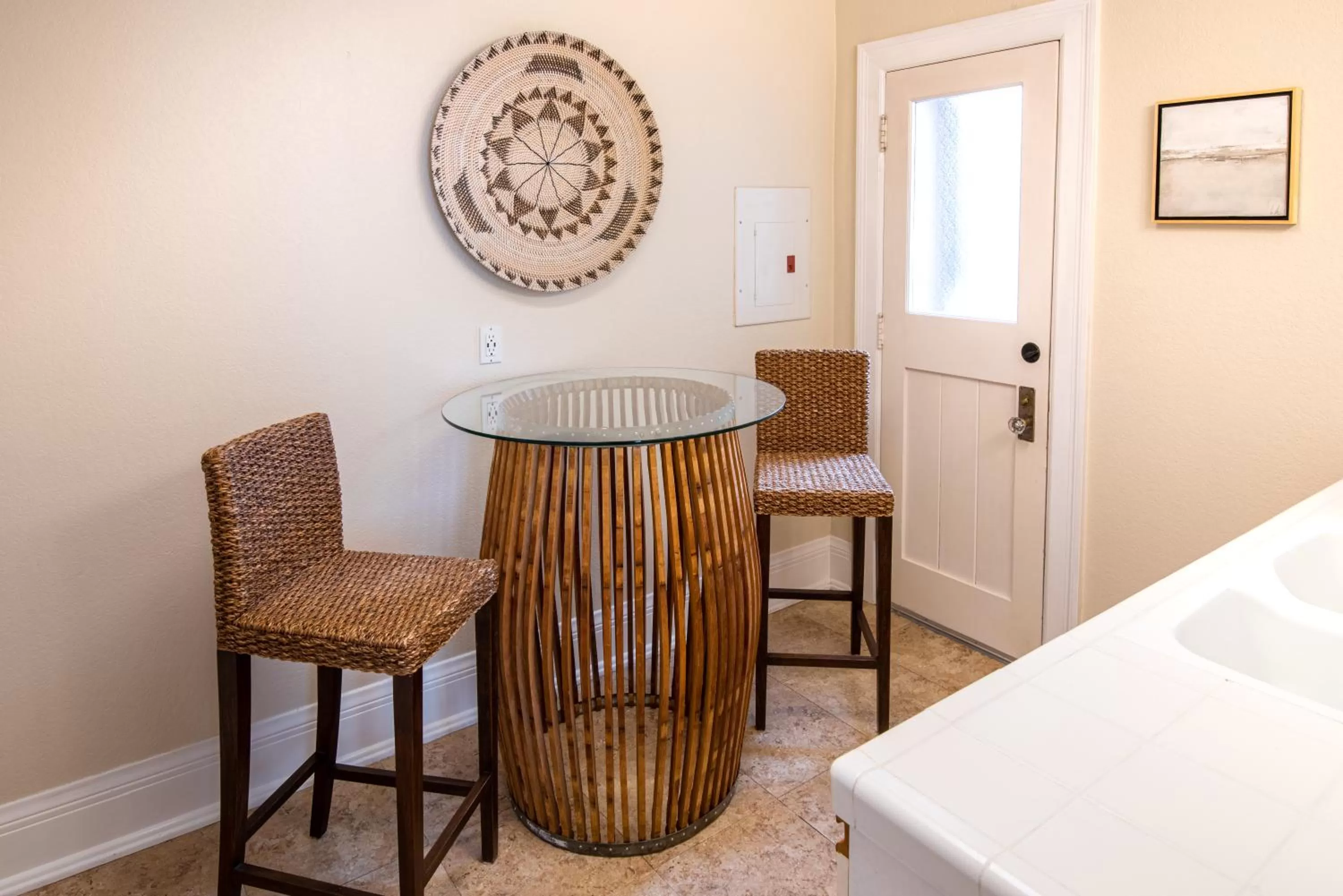 Dining area, Bed in Harbor House Inn