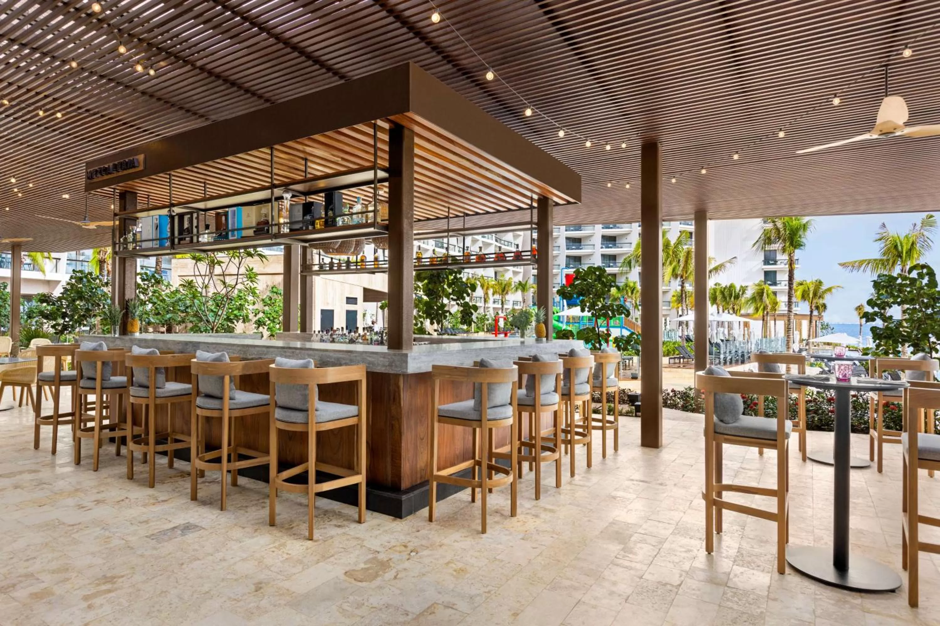 Lounge or bar in Hilton Cancun, an All-Inclusive Resort