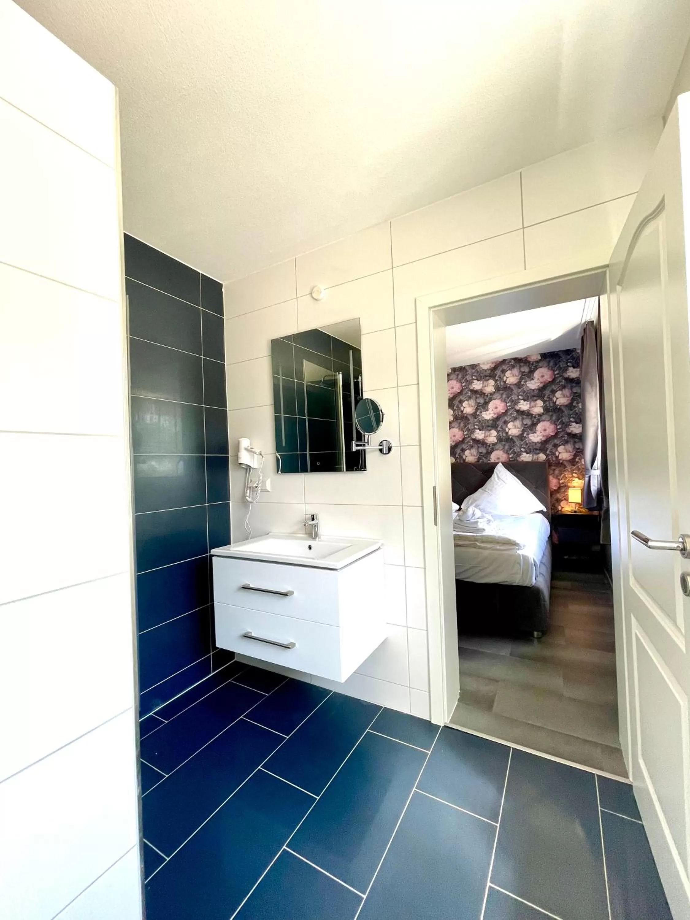 Bathroom, Bed in DUA Hotel