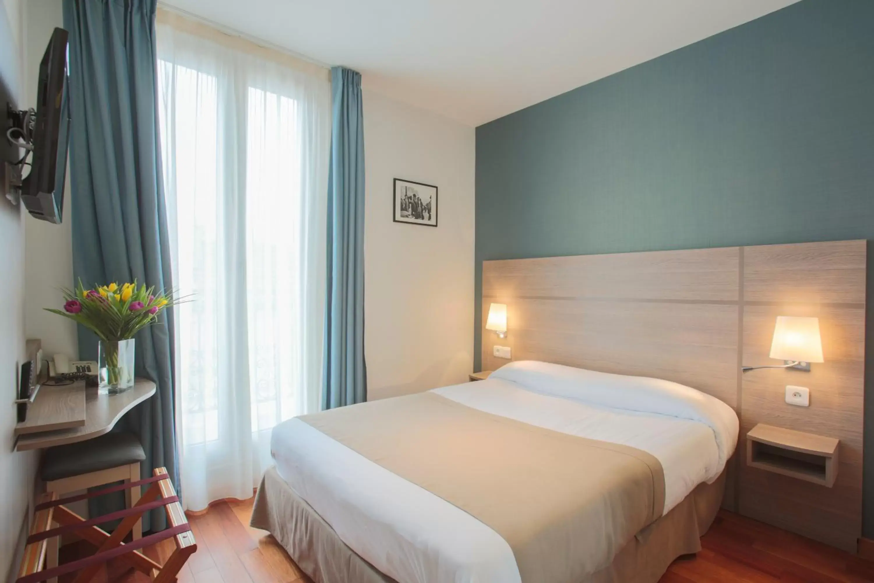Bedroom, Bed in Grand Hotel du Loiret